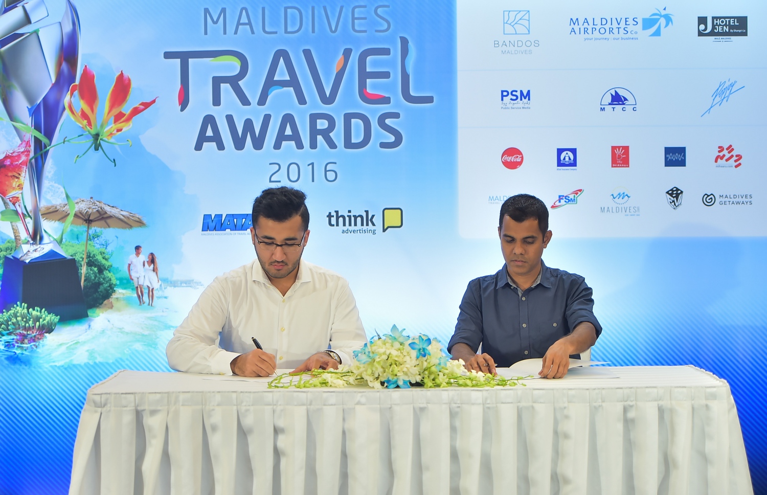 މާލެ: އޮގަސްޓް 27، 2016: މަޓާޓޯ ޓްރެވަލް އެވޯޑްސްގެ ޕާޓްނަރުންނާއެކު ސޮއިކުރުމަށް ހޮޓެލް ޖެންގައި ބޭއްވި ހަފުލާގައި ޕާޓުނަރުން އެއްބަސްވުމުގައި ސޮއި ކުރަނީ. ފޮޓޯ: މުހައްމަދު ޝަރުހާން/މިހާރު