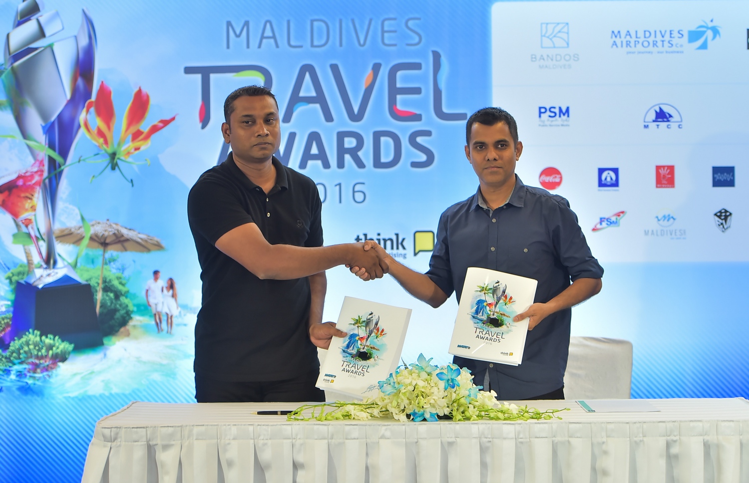 މާލެ: އޮގަސްޓް 27، 2016: މަޓާޓޯ ޓްރެވަލް އެވޯޑްސްގެ ޕާޓްނަރުންނާއެކު ސޮއިކުރުމަށް ހޮޓެލް ޖެންގައި ބޭއްވި ހަފުލާގައި ޕާޓުނަރުން އެއްބަސްވުމުގައި ސޮއި ކުރުމަށްފަހު ސަލާމް ކުރަނީ. ފޮޓޯ: މުހައްމަދު ޝަރުހާން/މިހާރު