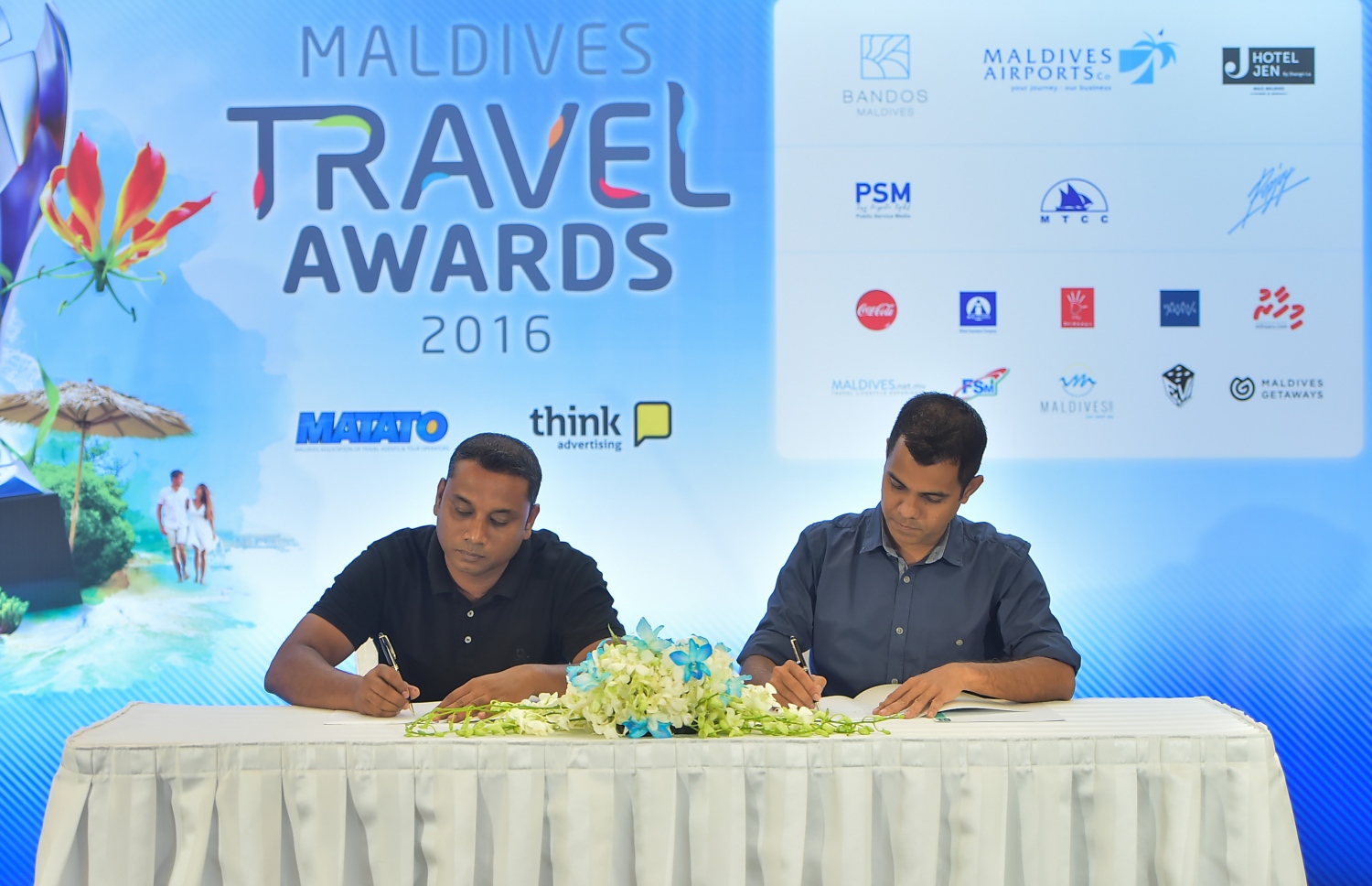 މާލެ: އޮގަސްޓް 27، 2016: މަޓާޓޯ ޓްރެވަލް އެވޯޑްސްގެ ޕާޓްނަރުންނާއެކު ސޮއިކުރުމަށް ހޮޓެލް ޖެންގައި ބޭއްވި ހަފުލާގައި ޕާޓުނަރުން އެއްބަސްވުމުގައި ސޮއި ކުރަނީ. ފޮޓޯ: މުހައްމަދު ޝަރުހާން/މިހާރު