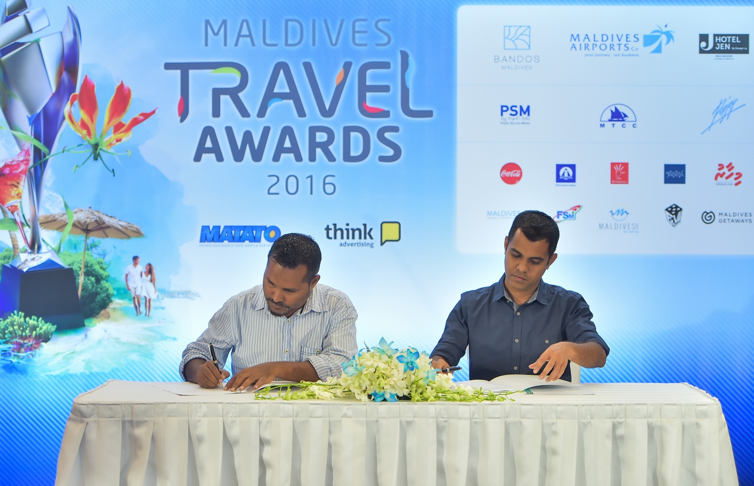 މާލެ: އޮގަސްޓް 27، 2016: މަޓާޓޯ ޓްރެވަލް އެވޯޑްސްގެ ޕާޓްނަރުންނާއެކު ސޮއިކުރުމަށް ހޮޓެލް ޖެންގައި ބޭއްވި ހަފުލާގައި ޕާޓުނަރުން އެއްބަސްވުމުގައި ސޮއި ކުރަނީ. ފޮޓޯ: މުހައްމަދު ޝަރުހާން/މިހާރު