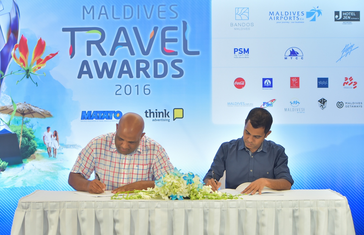 މާލެ: އޮގަސްޓް 27، 2016: މަޓާޓޯ ޓްރެވަލް އެވޯޑްސްގެ ޕާޓްނަރުންނާއެކު ސޮއިކުރުމަށް ހޮޓެލް ޖެންގައި ބޭއްވި ހަފުލާގައި ޕާޓުނަރުން އެއްބަސްވުމުގައި ސޮއި ކުރަނީ. ފޮޓޯ: މުހައްމަދު ޝަރުހާން/މިހާރު