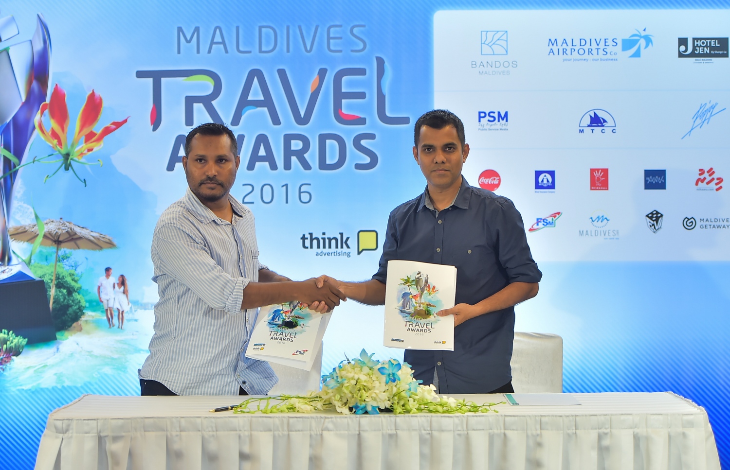 މާލެ: އޮގަސްޓް 27، 2016: މަޓާޓޯ ޓްރެވަލް އެވޯޑްސްގެ ޕާޓްނަރުންނާއެކު ސޮއިކުރުމަށް ހޮޓެލް ޖެންގައި ބޭއްވި ހަފުލާގައި ޕާޓުނަރުން އެއްބަސްވުމުގައި ސޮއި ކުރުމަށްފަހު ސަލާމް ކުރަނީ. ފޮޓޯ: މުހައްމަދު ޝަރުހާން/މިހާރު