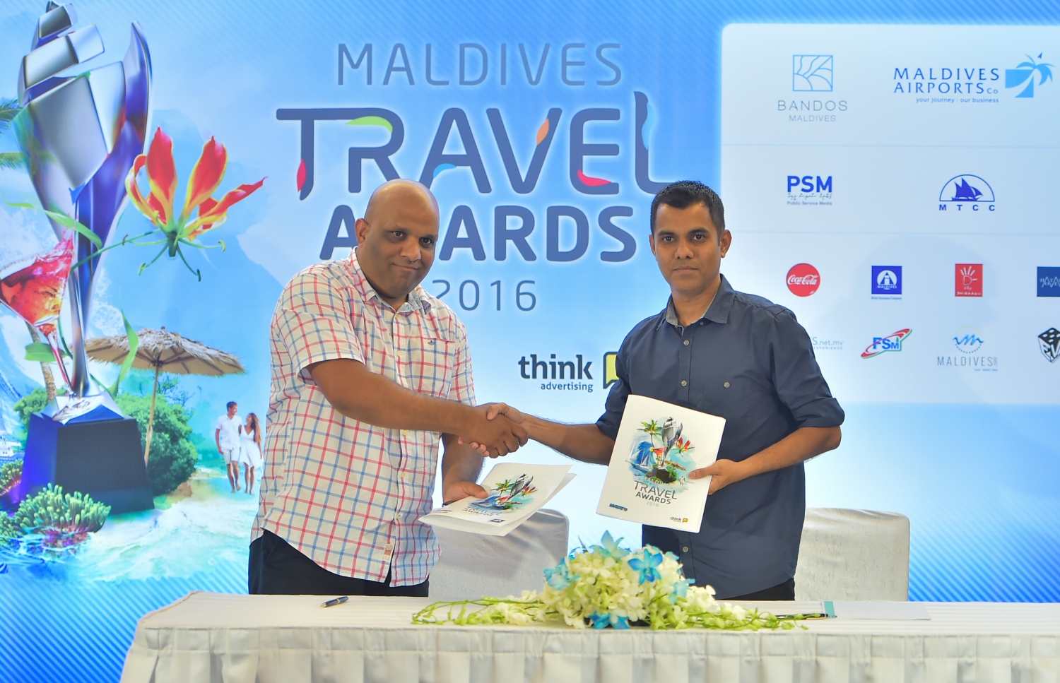 މާލެ: އޮގަސްޓް 27، 2016: މަޓާޓޯ ޓްރެވަލް އެވޯޑްސްގެ ޕާޓްނަރުންނާއެކު ސޮއިކުރުމަށް ހޮޓެލް ޖެންގައި ބޭއްވި ހަފުލާގައި ޕާޓުނަރުން އެއްބަސްވުމުގައި ސޮއި ކުރުމަށްފަހު ސަލާމް ކުރަނީ. ފޮޓޯ: މުހައްމަދު ޝަރުހާން/މިހާރު