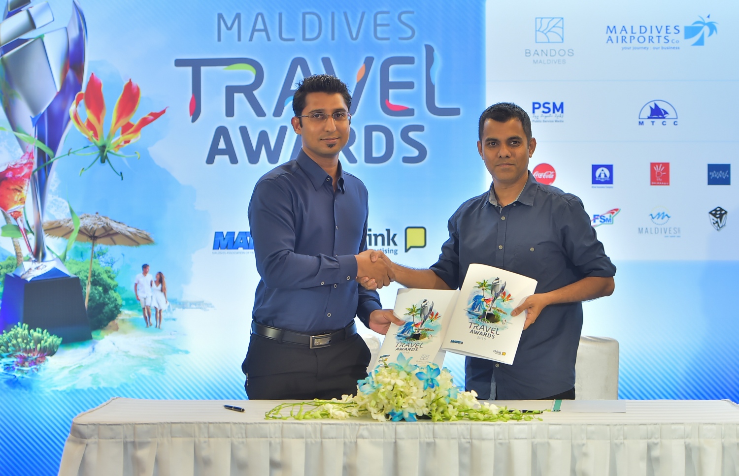 މާލެ: އޮގަސްޓް 27، 2016: މަޓާޓޯ ޓްރެވަލް އެވޯޑްސްގެ ޕާޓްނަރުންނާއެކު ސޮއިކުރުމަށް ހޮޓެލް ޖެންގައި ބޭއްވި ހަފުލާގައި ޕާޓުނަރުން އެއްބަސްވުމުގައި ސޮއި ކުރުމަށްފަހު ސަލާމް ކުރަނީ. ފޮޓޯ: މުހައްމަދު ޝަރުހާން/މިހާރު