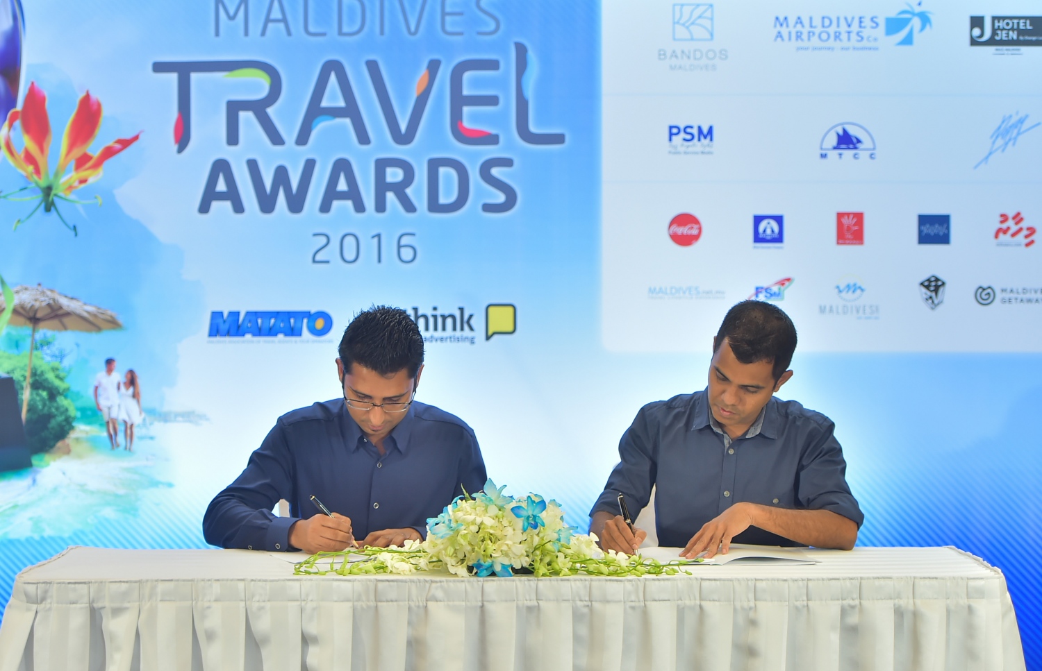 މާލެ: އޮގަސްޓް 27، 2016: މަޓާޓޯ ޓްރެވަލް އެވޯޑްސްގެ ޕާޓްނަރުންނާއެކު ސޮއިކުރުމަށް ހޮޓެލް ޖެންގައި ބޭއްވި ހަފުލާގައި ޕާޓުނަރުން އެއްބަސްވުމުގައި ސޮއި ކުރަނީ. ފޮޓޯ: މުހައްމަދު ޝަރުހާން/މިހާރު