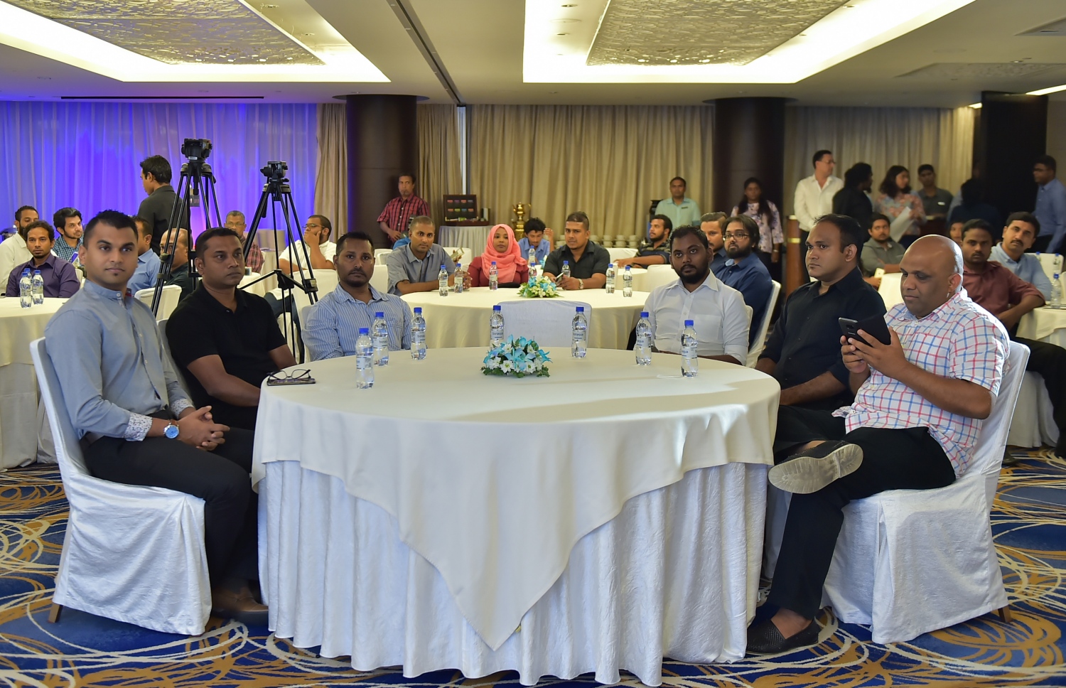 މާލެ: އޮގަސްޓް 27، 2016: މަޓާޓޯ ޓްރެވަލް އެވޯޑްސްގެ ޕާޓްނަރުންނާއެކު ސޮއިކުރުމަށް ހޮޓެލް ޖެންގައި ބޭއްވި ހަފުލާގެ ތެރެއިން. ފޮޓޯ: މުހައްމަދު ޝަރުހާން/މިހާރު