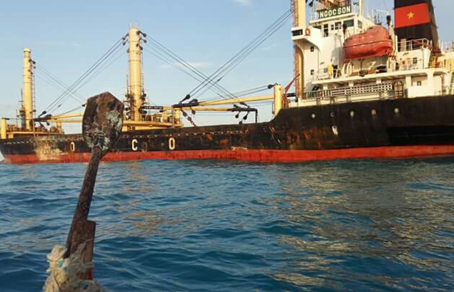 ފުވައްމުލަކު ފަރަށް އެރި ބޯޓު. އެ ބޯޓު ފުން ނުކުރެވިގެން ގިނަ އަދަދެއްގެ ހިލަ ވަނީ މޫދަށް އުކާފައި. - ފޮޓޯ: ފުވައްމުލައް ކައުންސިލް