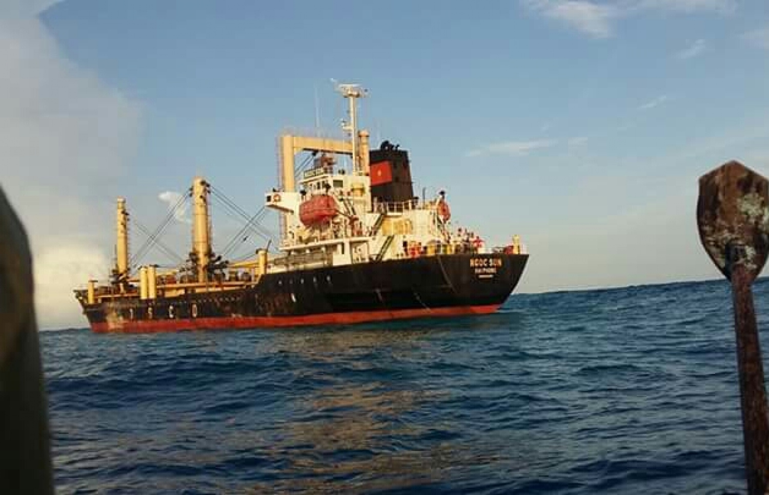 ފުވައްމުލަކު ހުޅަނގު ދެކުނު ފަރާތު ފަރަށް އެރި ބޯޓު: މި ބޯޓުގައި ހުރި ގިނަ އަދަދެއްގެ ޓަނުގެ މުދާ ވަނީ މޫދަށް އުކާލާފައި. - ފޮޓޯ: ފުވައްމުލަކު ކައުންސިލް