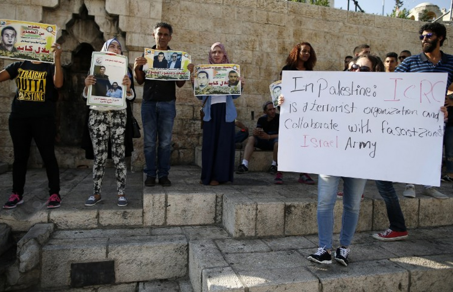 ޝަރީއަތަކާ ނުލައި އިޒްރޭލުން ބަންދުކޮށްފައިވާ ފަލަސްތީނުގެ ގައިދީ ބިލާލް ކާއިދު މިނިވަން ކުރުމަށް ގޮވާލާ ފަލަސްތީނުގެ ބަޔަކު މުޒާހަރާ ކުރަނީ. --ފޮޓޯ:އޭއެފްޕީ