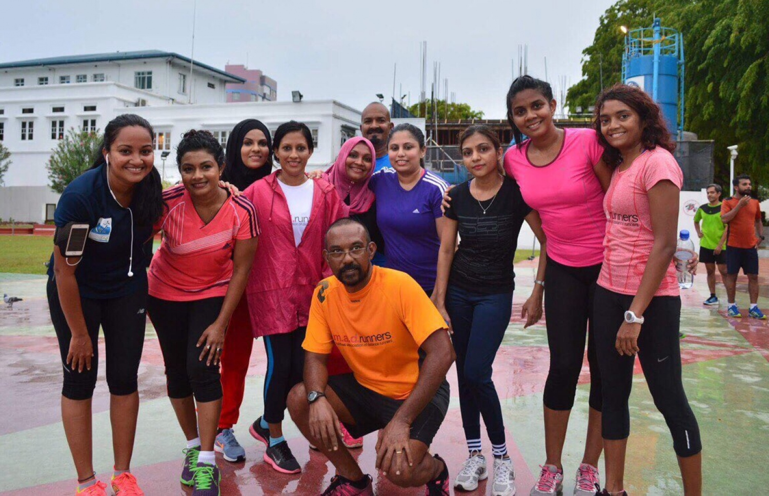 މޭޑް ރަނާސް އިން އިއްޔެ ބޭއްވި ދުވުމުގައި ބައިވެރިވި އެ ގްރޫޕުގެ ދުވުންތެރިންނާއި ބައެއް ބައިވެރިން. --ފޮޓޯ: މޭޑް ރަނާސް