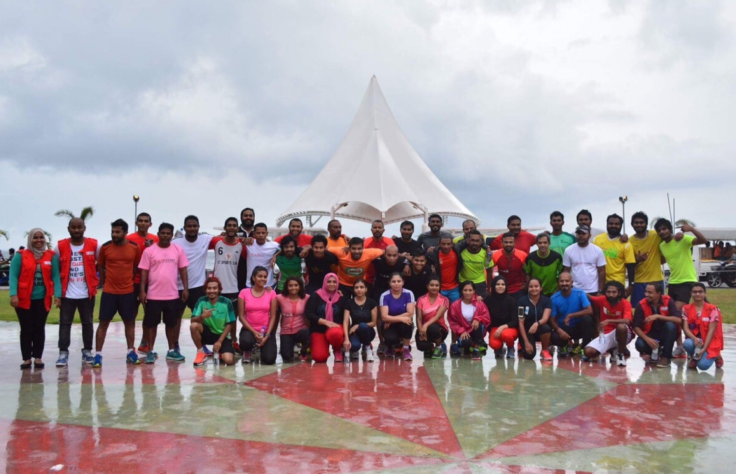 މޭޑް ރަނާސް އިން އިއްޔެ ބޭއްވި ހާއްސަ ހަރަކާތުގެ ބައިވެރިން. --ފޮޓޯ: މޭޑް ރަނާސް