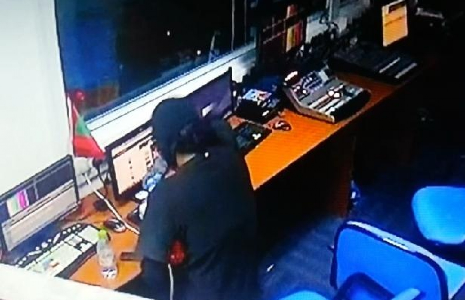 ރާއްޖެ ޓީވީ ސްޓޫޑިއޯގައި މީހަކު ޕެޓްރޯލް އަޅައި ރޯކޮށްލާ މަންޒަރު ސީސީސީ ޓީވީ އަށް އަރާފައި: އަލްޖަޒީރާގެ ޑޮކިއުމެންޓްރީގައި އެ ހާދިސާގެ ވާހަކަ ހިމެނޭ ކަމަށް ވޭ --ފޮޓޯ: ރާއްޖެ ޓީވީ