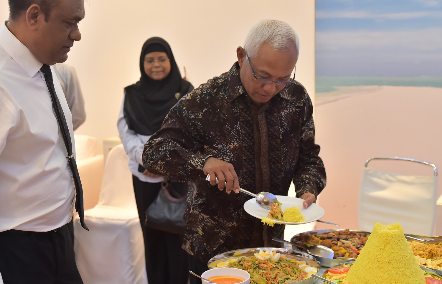 އިންޑޮނޭޝިއާއިން ރާއްޖެއަށް ކަނޑައަޅުއްވާފައި ހުންނަވާ ސަފީރު ހަރިމަވަން. --- ފޮޓޯ: މުހައްމަދު ޝަރުހާން/ މިހާރު