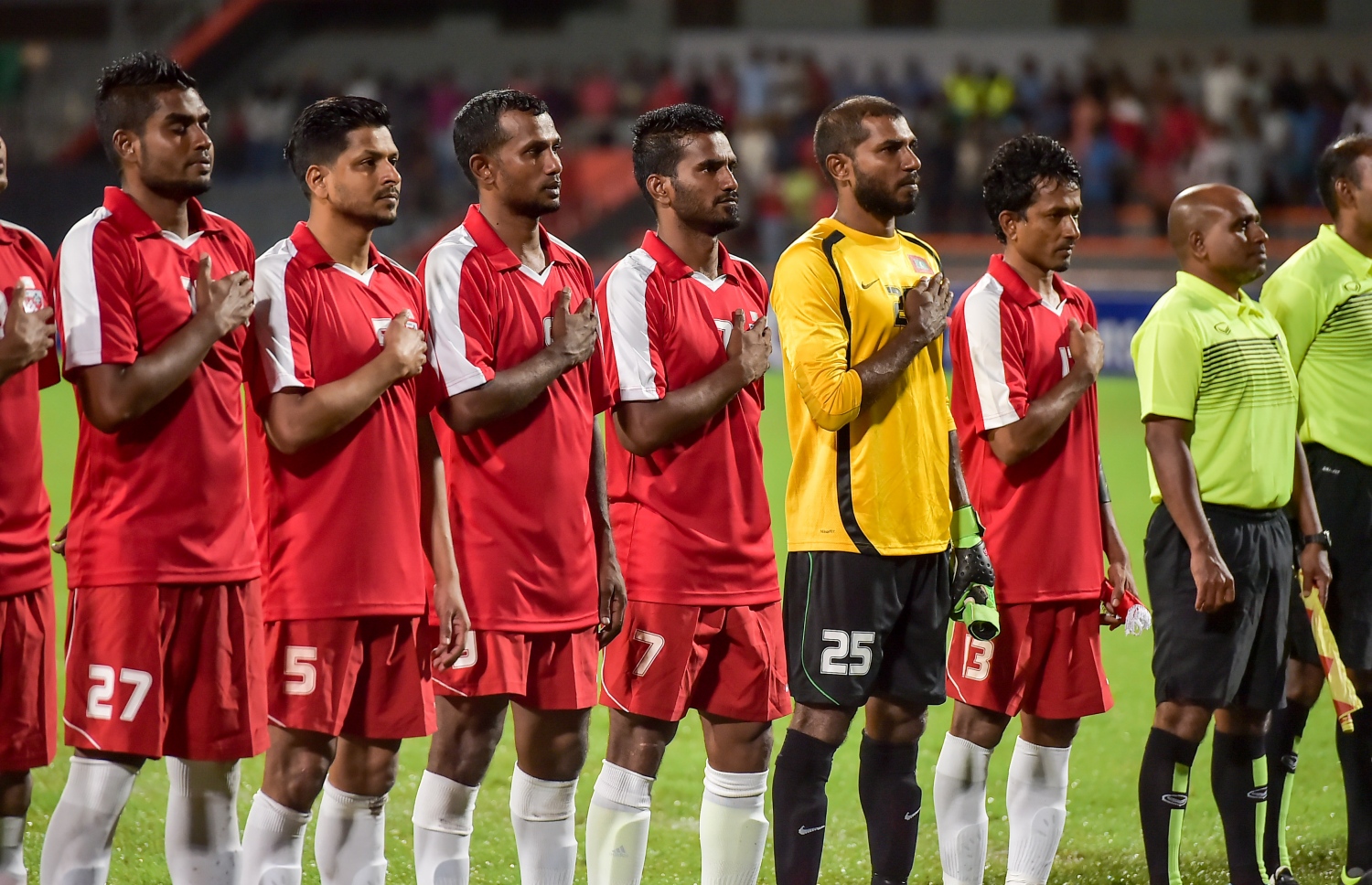 އިމްރާން (25) 2008 ވަނަ އަހަރުގެ ސާފް ޗެމްޕިއަންޝިޕް ކާމިޔާބުކުރި ޓީމުގެ ކުޅުންތެރިންނާ އެކު. -- ފޮޓޯ:ނިޝާން އަލީ/މިހާރު