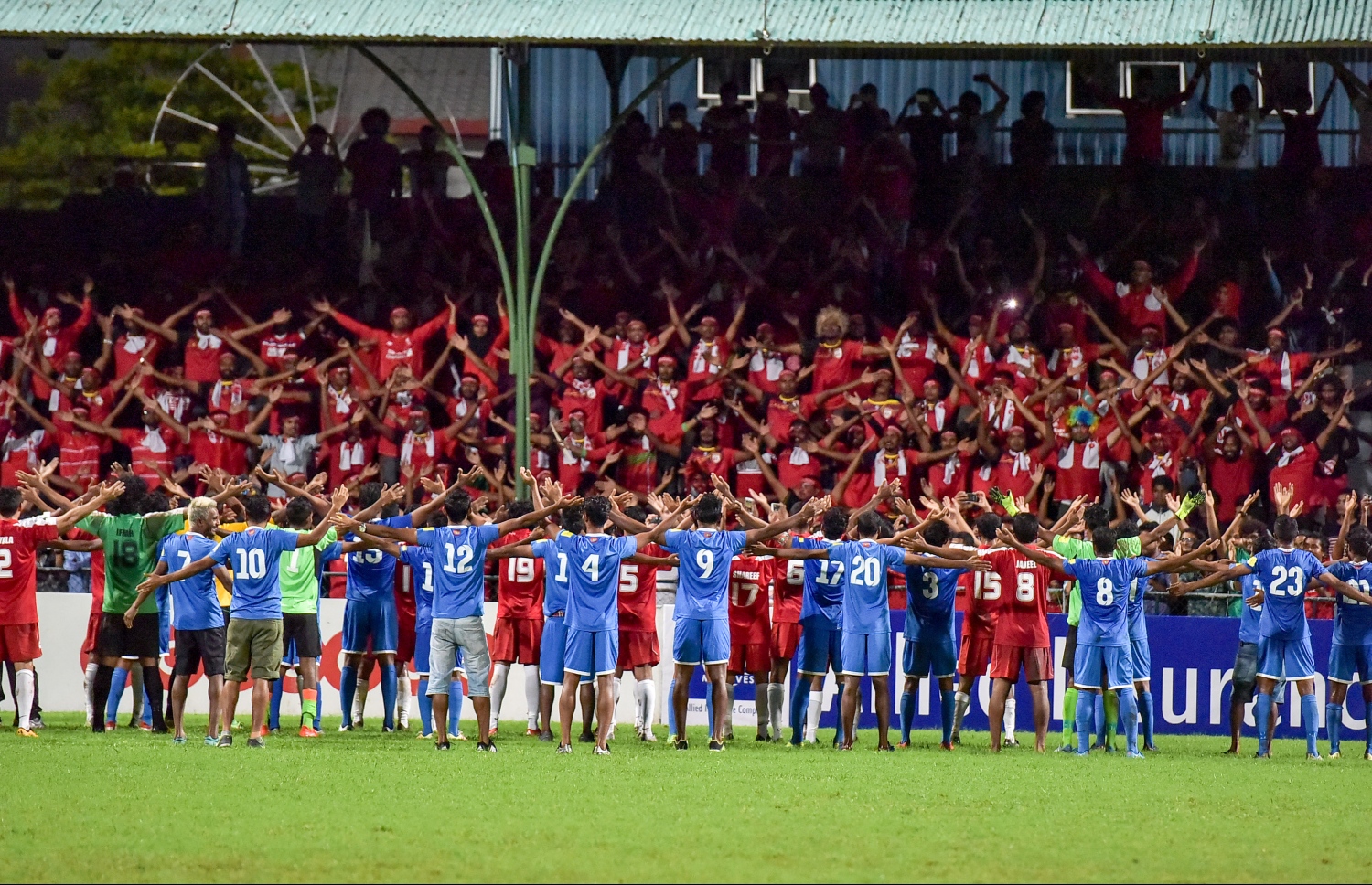 ކުޅުދުއްފުށީ ސަޕޯޓަރުންނާ އެކު ގައުމީ ޓީމުގެ ކުޅުންތެރިން އުފާފާޅުކުރަނީ: މި ފެންވަރުގެ ސަޕޯޓެއް ބޭނުންވޭ. --ފޮޓޯ:ނިޝާން އަލީ/ މިހާރު