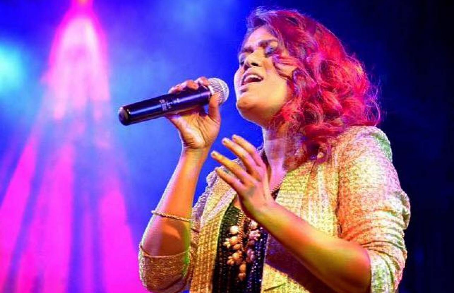 ދުބާއީގައި ބޭއްވި ސައުންޑްސް އޮފް މިއުޒިކް ޝޯގައި އުނޫޝާ ޕަފޯމް ކުރަނީ.