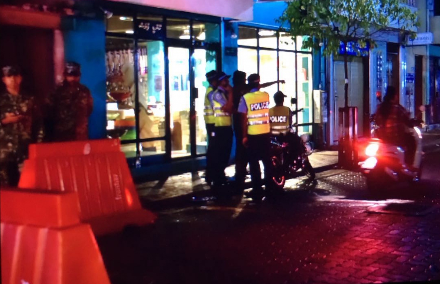 ހިލާލީގެ ހުންނަ ސަރަހައްދުގައި ފުލުހުންނާއި ސިފައިން މިރޭ ފޯރިމަރަނީ.-- ފޮޓޯ: މުހައްމަދު ޝަރުހާން/ މިހާރު