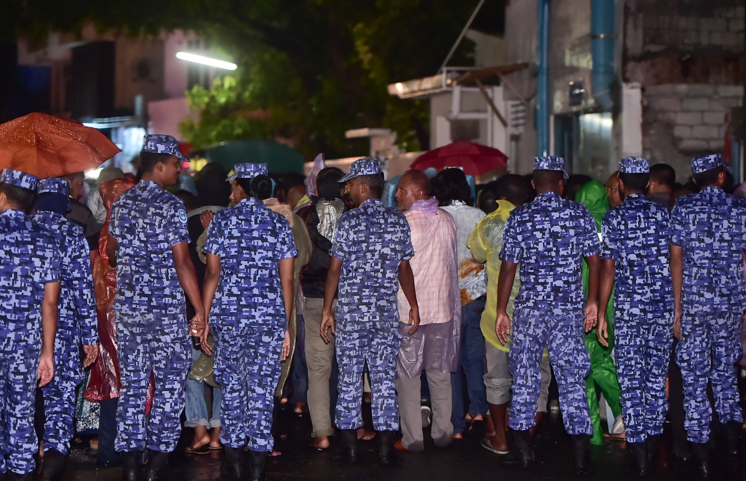 އިދިކޮޅު އިއްތިހާދަށް ތާއީދުކުރާ ބަޔަކު މާލޭގައި ބޭއްވި މުޒާހަރާއެއް ރޫޅާލަން ފުލުހުން މަސައްކަތް ކުރަނީ. - ފޮޓޯ: މުހައްމަދު ޝަރުހާން/ މިހާރު