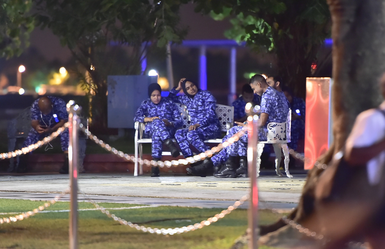 ދިވެހި ފުލުހުންތަކެއް ޑިއުޓީއެއް ނިންމުމަށް ފަހު އަރާމު ކޮށްލަނީ: ގައުމުގެ ދިފާއުގައި ހިދުމަތް ކުރެވޭ ވަރުގެ ބާރު ގަދަ ބަޔަކަށް ވުމަށް މުސްލިމުންނަށް އިސްލާމް ދީން ގޮވައިލާ.