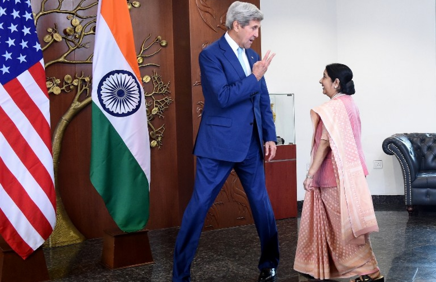 އިންޑިއާގެ ޚާރިޖީ ވަޒީރު ސުޝްމާ ސްވަރާޖް (ކ) އާ ޖޯން ކެރީ ބައްދަލު ކުރައްވަނީ. --ފޮޓޯ:އޭއެފްޕީ