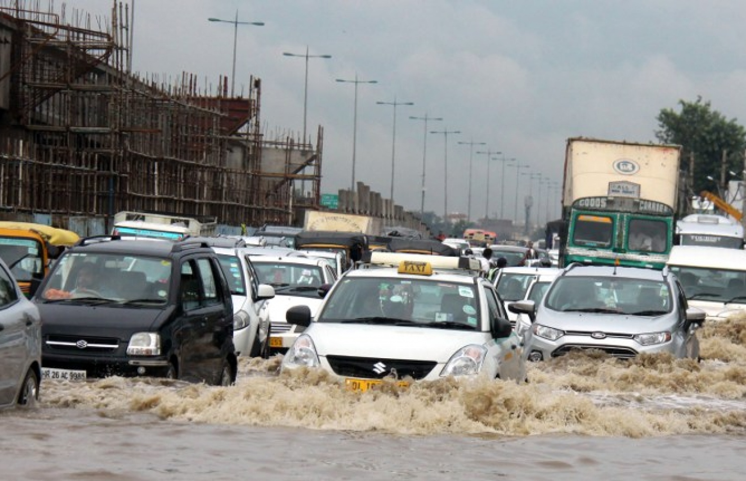 ދިއްލީގެ ފެންބޮޑުވެފައިވާ މަގަކުން ކާރުތައް ދުއްވަނީ: އިންޑިއާ އަށް ކުރަމުންދާ ވިއްސާރައިގައި ދިއްލީގެ ބޮޑު ހިސާބެއްގައި ވަނީ ފެންބޮޑުވެފައި. --ފޮޓޯ:އޭއެފްޕީ