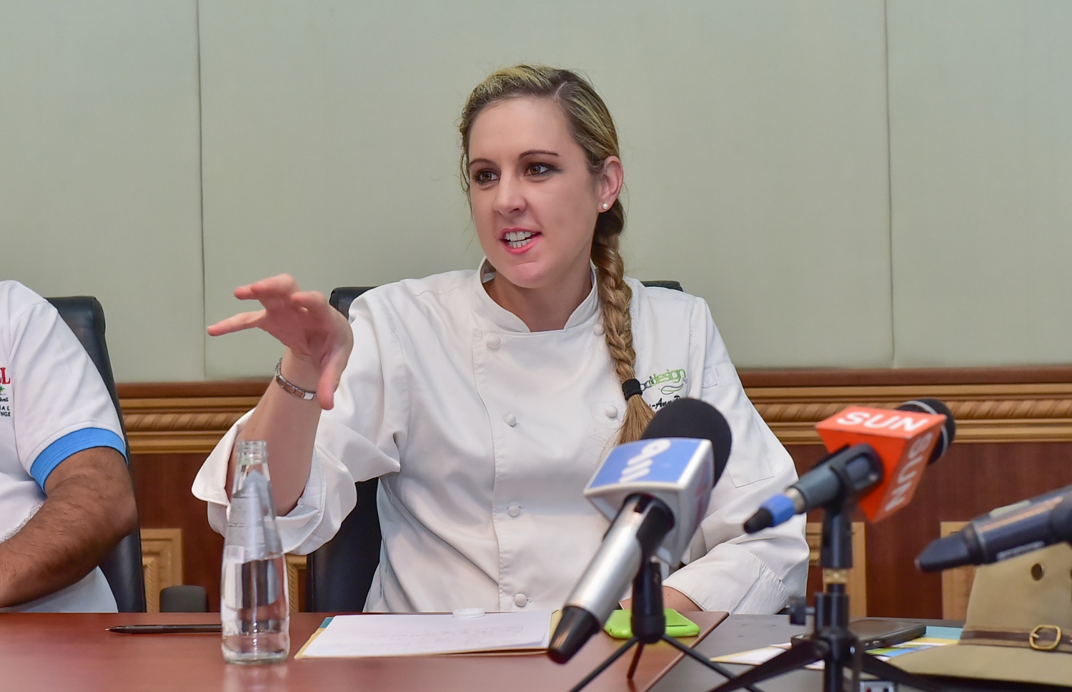 ހުޅުލެ އައިލެންޑް ހޮޓެލް: ސެޕްޓެމްބަރ 1، 2016: ހޮޓެލް އޭޝިއާ ފެއާ ބާއްވާ މޯލްޑިވްސް އެގްޒިބިޝަން އެންޑް ކޮންފަރެންސް ސާވިސަސް (މެކްސް) އިން ފެއާގެ މައި ސްޕޮންސަރު ބެސްޓްބައި މޯލްޑިވްސް (ބީބީއެމް) އާ ގުޅިގެން ފެށި މާސްޓާ ކްލާސް ފެށުމަށް ބޭއްވި ރަސްމިއްޔާތުގައި ސައުތު އެފްރިކާގެ ޖޯޑީއޭމްޕިއާސަން މީޑިއާއާ ވާހަކަ ދައްކަވަނީ: މި މުބާރާތުގައި، ރާއްޖޭގައި މަސައްކަތްކުރާ ދޭސީ އަދި ބިދޭސީ 516 އަށް ވުރެ ގިނަ ޝެފުން، 20 ކެޓަގަރީއެއްގައި ވާދަކުރޭ.-- ފޮޓޯ: މުހައްމަދު ޝަރުހާން / މިހާރު