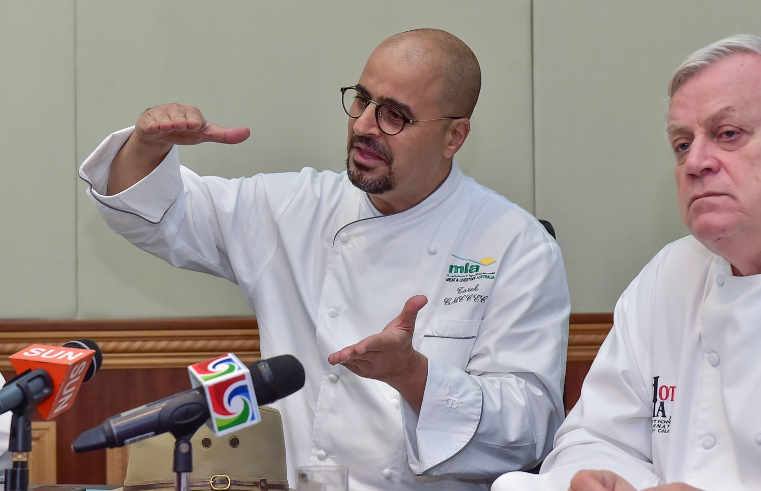 ހުޅުލެ އައިލެންޑް ހޮޓެލް: ސެޕްޓެމްބަރ 1، 2016: ހޮޓެލް އޭޝިއާ ފެއާ ބާއްވާ މޯލްޑިވްސް އެގްޒިބިޝަން އެންޑް ކޮންފަރެންސް ސާވިސަސް (މެކްސް) އިން ފެއާގެ މައި ސްޕޮންސަރު ބެސްޓްބައި މޯލްޑިވްސް (ބީބީއެމް) އާ ގުޅިގެން ފެށި މާސްޓާ ކްލާސް ފެށުމަށް ބޭއްވި ރަސްމިއްޔާތުގައި ޝެފް ތޯރިގް އިބްރާހިމް މީޑިއާއާ ވާހަކަ ދައްކަވަނީ: މި މުބާރާތުގައި، ރާއްޖޭގައި މަސައްކަތްކުރާ ދޭސީ އަދި ބިދޭސީ 516 އަށް ވުރެ ގިނަ ޝެފުން، 20 ކެޓަގަރީއެއްގައި ވާދަކުރޭ.-- ފޮޓޯ: މުހައްމަދު ޝަރުހާން / މިހާރު