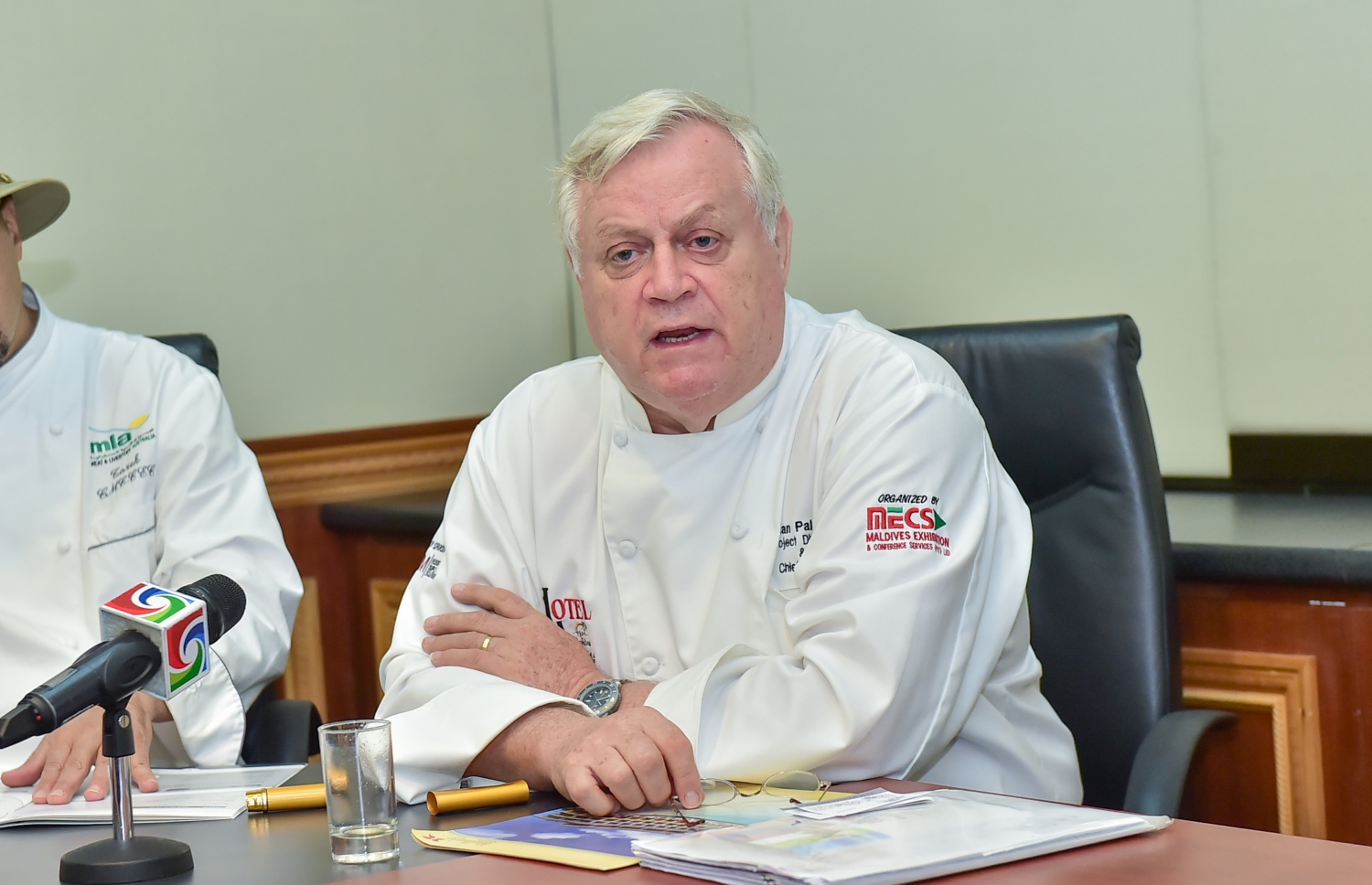 ހޮޓެލް އޭޝިއާ ފެއާ ބާއްވާ މެކްސް އިން ފެއާގެ މައި ސްޕޮންސަރު ބީބީއެމްއާ ގުޅިގެން ހުޅުލެ އައިލެންޑް ހޮޓަލުގައި މިއަދު ފެށި މާސްޓާ ކްލާސް ފެށުމަށް ބޭއްވި ރަސްމިއްޔާތުގައި ޝެފް އެލަން ޕާމާ މީޑިއާއާ ވާހަ ދައްކަވަނީ -- ފޮޓޯ: މުހައްމަދު ޝަރުހާން/ މިހާރު