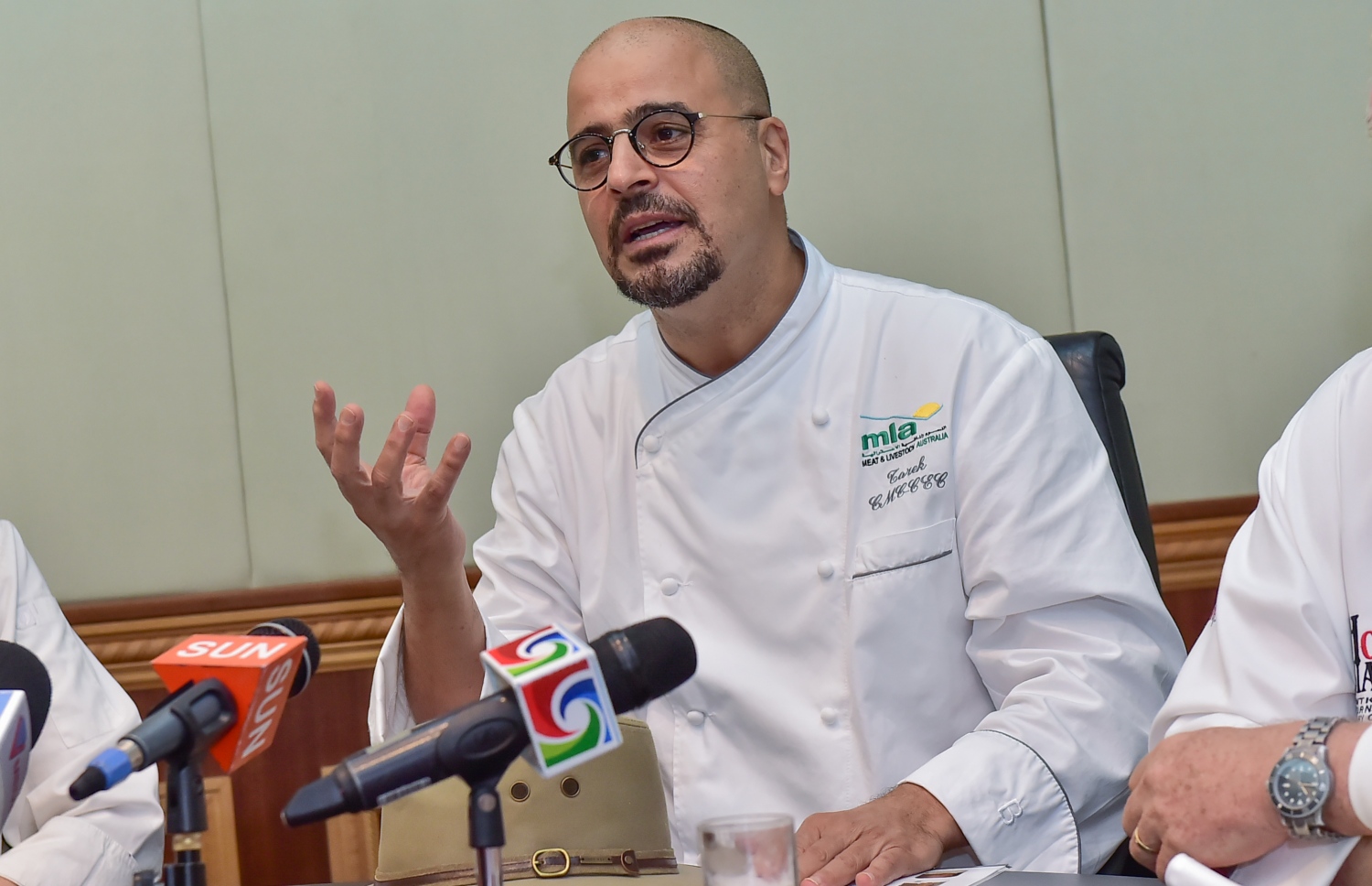 މާސްޓާ ކްލާސް ފެށުމަށް ބޭއްވި ރަސްމިއްޔާތުގައި ޝެފް ތޯރިގް އިބްރާހިމް މީޑިއާއާ ވާހަކަ ދައްކަނީ.-- ފޮޓޯ: މުހައްމަދު ޝަރުހާން/ މިހާރު