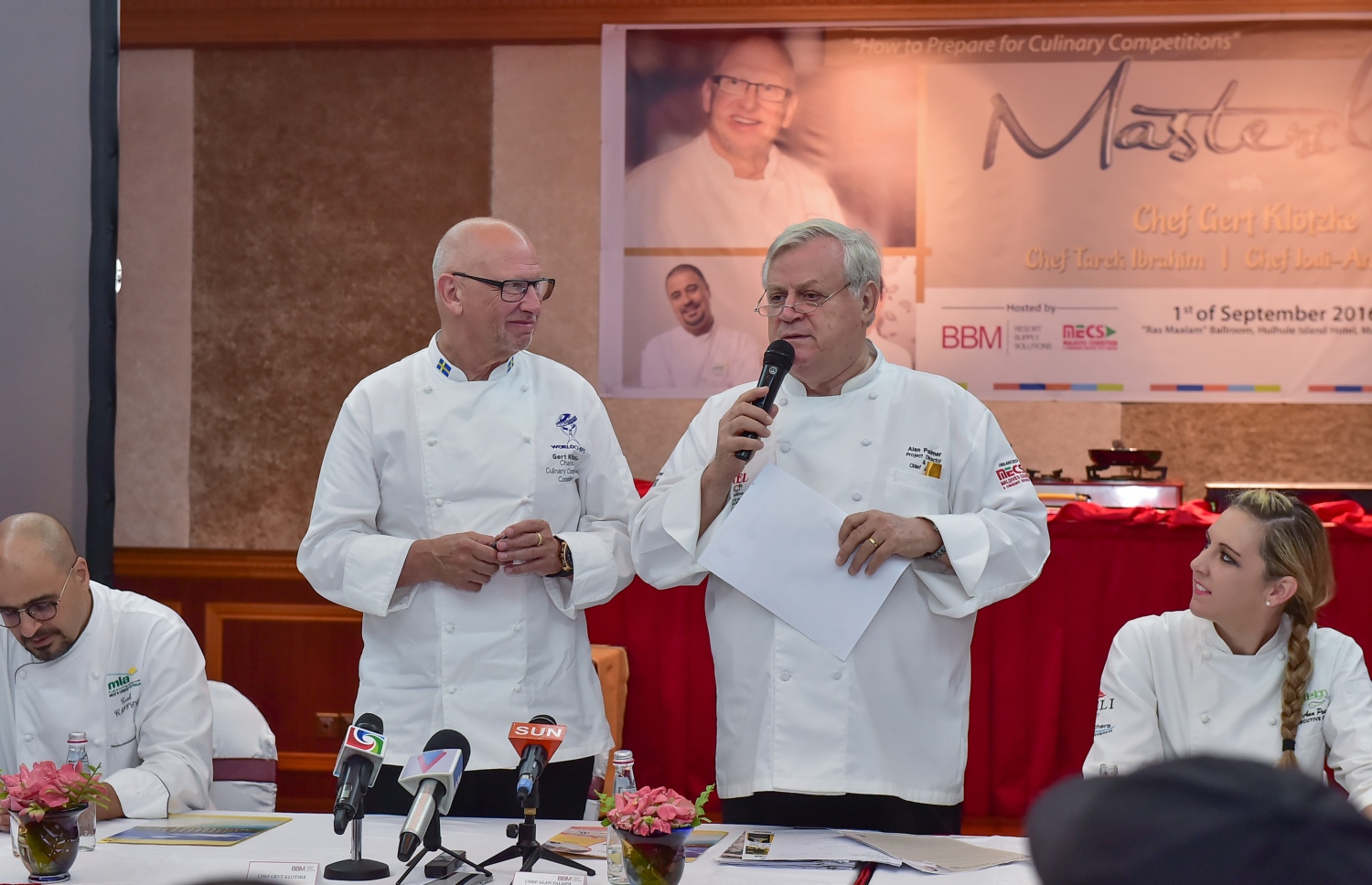 ހުޅުލެ އައިލެންޑް ހޮޓެލް: ސެޕްޓެމްބަރ 1، 2016: ހޮޓެލް އޭޝިއާ ފެއާ ބާއްވާ މޯލްޑިވްސް އެގްޒިބިޝަން އެންޑް ކޮންފަރެންސް ސާވިސަސް (މެކްސް) އިން ފެއާގެ މައި ސްޕޮންސަރު ބެސްޓްބައި މޯލްޑިވްސް (ބީބީއެމް) އާ ގުޅިގެން ފެށި މާސްޓާ ކްލާސް ފެށުމަށް ބޭއްވި ރަސްމިއްޔާތު: މި މުބާރާތުގައި، ރާއްޖޭގައި މަސައްކަތްކުރާ ދޭސީ އަދި ބިދޭސީ 516 އަށް ވުރެ ގިނަ ޝެފުން، 20 ކެޓަގަރީއެއްގައި ވާދަކުރޭ.-- ފޮޓޯ: މުހައްމަދު ޝަރުހާން / މިހާރު