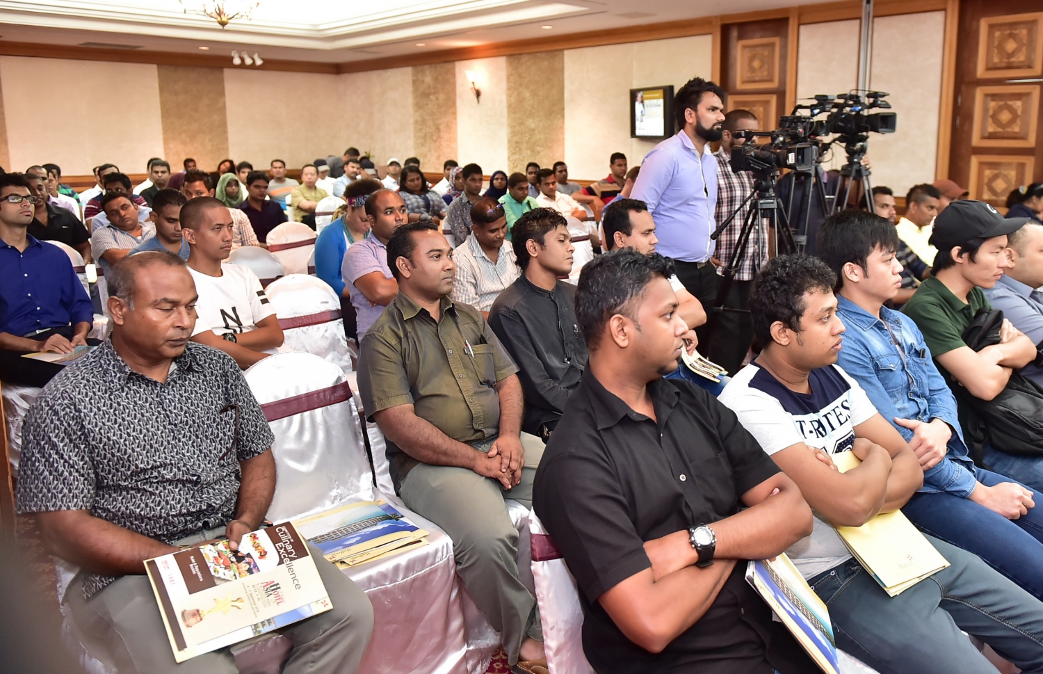 ހުޅުލެ އައިލެންޑް ހޮޓެލް: ސެޕްޓެމްބަރ 1، 2016: ހޮޓެލް އޭޝިއާ ފެއާ ބާއްވާ މޯލްޑިވްސް އެގްޒިބިޝަން އެންޑް ކޮންފަރެންސް ސާވިސަސް (މެކްސް) އިން ފެއާގެ މައި ސްޕޮންސަރު ބެސްޓްބައި މޯލްޑިވްސް (ބީބީއެމް) އާ ގުޅިގެން ފެށި މާސްޓާ ކްލާސް ފެށުމަށް ބޭއްވި ރަސްމިއްޔާތު: މި މުބާރާތުގައި، ރާއްޖޭގައި މަސައްކަތްކުރާ ދޭސީ އަދި ބިދޭސީ 516 އަށް ވުރެ ގިނަ ޝެފުން، 20 ކެޓަގަރީއެއްގައި ވާދަކުރޭ.-- ފޮޓޯ: މުހައްމަދު ޝަރުހާން / މިހާރު