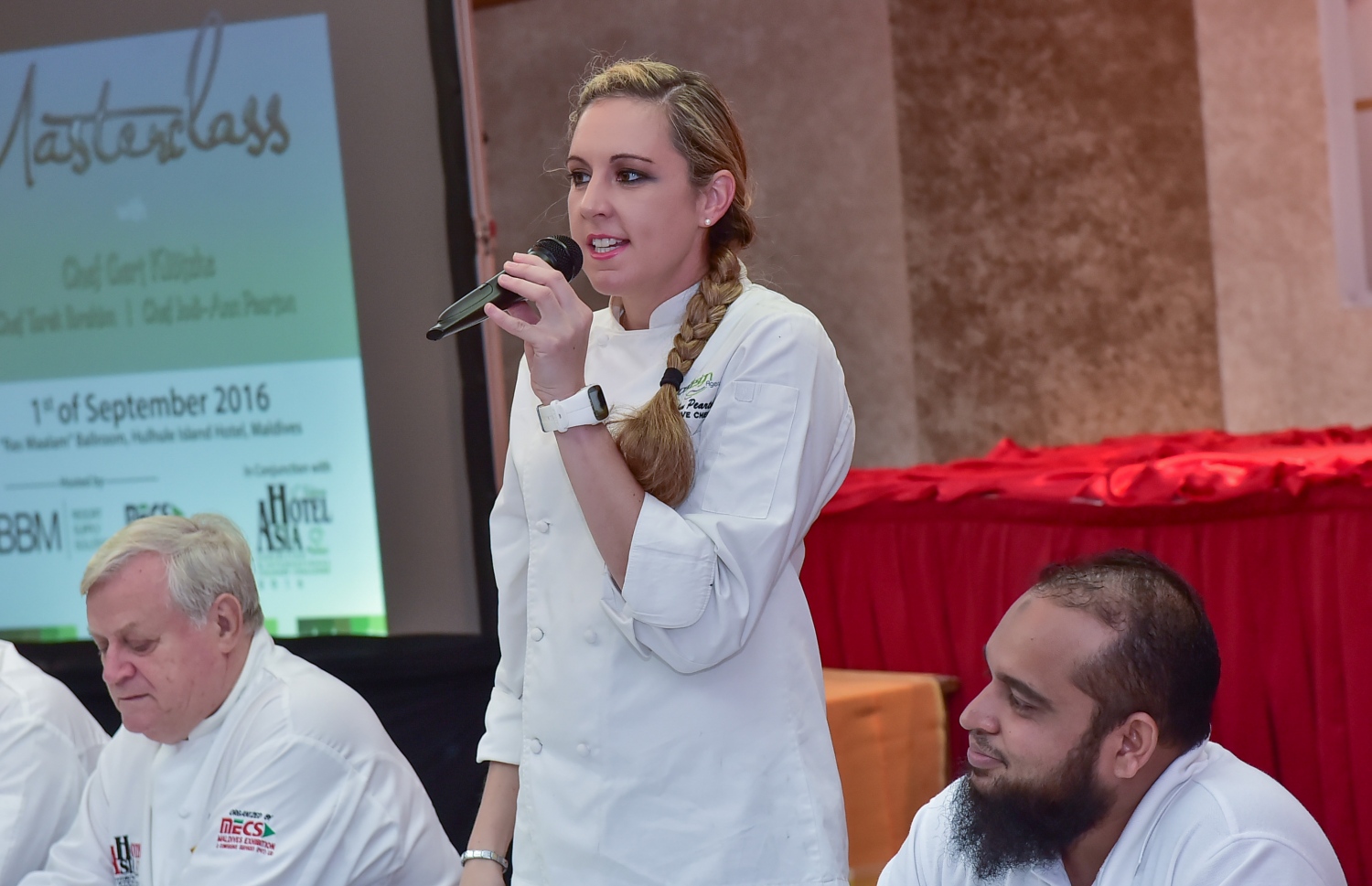 ހުޅުލެ އައިލެންޑް ހޮޓެލް: ސެޕްޓެމްބަރ 1، 2016: ހޮޓެލް އޭޝިއާ ފެއާ ބާއްވާ މޯލްޑިވްސް އެގްޒިބިޝަން އެންޑް ކޮންފަރެންސް ސާވިސަސް (މެކްސް) އިން ފެއާގެ މައި ސްޕޮންސަރު ބެސްޓްބައި މޯލްޑިވްސް (ބީބީއެމް) އާ ގުޅިގެން ފެށި މާސްޓާ ކްލާސް ފެށުމަށް ބޭއްވި ރަސްމިއްޔާތު: މި މުބާރާތުގައި، ރާއްޖޭގައި މަސައްކަތްކުރާ ދޭސީ އަދި ބިދޭސީ 516 އަށް ވުރެ ގިނަ ޝެފުން، 20 ކެޓަގަރީއެއްގައި ވާދަކުރޭ.-- ފޮޓޯ: މުހައްމަދު ޝަރުހާން / މިހާރު