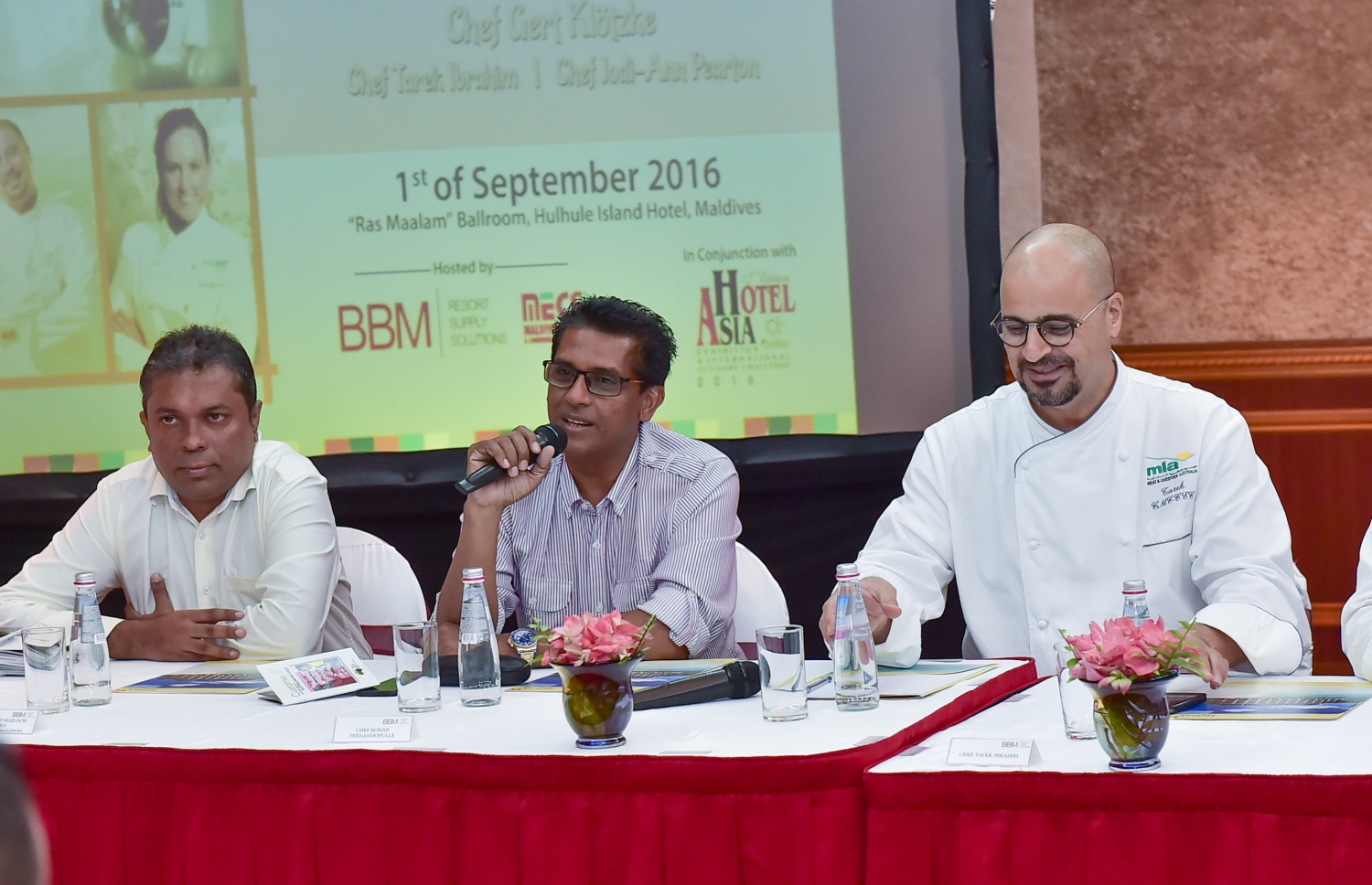 ހުޅުލެ އައިލެންޑް ހޮޓެލް: ސެޕްޓެމްބަރ 1، 2016: ހޮޓެލް އޭޝިއާ ފެއާ ބާއްވާ މޯލްޑިވްސް އެގްޒިބިޝަން އެންޑް ކޮންފަރެންސް ސާވިސަސް (މެކްސް) އިން ފެއާގެ މައި ސްޕޮންސަރު ބެސްޓްބައި މޯލްޑިވްސް (ބީބީއެމް) އާ ގުޅިގެން ފެށި މާސްޓާ ކްލާސް ފެށުމަށް ބޭއްވި ރަސްމިއްޔާތު: މި މުބާރާތުގައި، ރާއްޖޭގައި މަސައްކަތްކުރާ ދޭސީ އަދި ބިދޭސީ 516 އަށް ވުރެ ގިނަ ޝެފުން، 20 ކެޓަގަރީއެއްގައި ވާދަކުރޭ.-- ފޮޓޯ: މުހައްމަދު ޝަރުހާން / މިހާރު