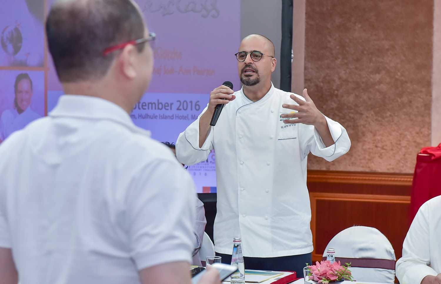 ހުޅުލެ އައިލެންޑް ހޮޓެލް: ސެޕްޓެމްބަރ 1، 2016: ހޮޓެލް އޭޝިއާ ފެއާ ބާއްވާ މޯލްޑިވްސް އެގްޒިބިޝަން އެންޑް ކޮންފަރެންސް ސާވިސަސް (މެކްސް) އިން ފެއާގެ މައި ސްޕޮންސަރު ބެސްޓްބައި މޯލްޑިވްސް (ބީބީއެމް) އާ ގުޅިގެން ފެށި މާސްޓާ ކްލާސް ފެށުމަށް ބޭއްވި ރަސްމިއްޔާތުގައި ޝެފް ތޯރިގް އިބްރާހިމް ވާހަކަ ދައްކަވަނީ: މި މުބާރާތުގައި، ރާއްޖޭގައި މަސައްކަތްކުރާ ދޭސީ އަދި ބިދޭސީ 516 އަށް ވުރެ ގިނަ ޝެފުން، 20 ކެޓަގަރީއެއްގައި ވާދަކުރޭ.-- ފޮޓޯ: މުހައްމަދު ޝަރުހާން / މިހާރު