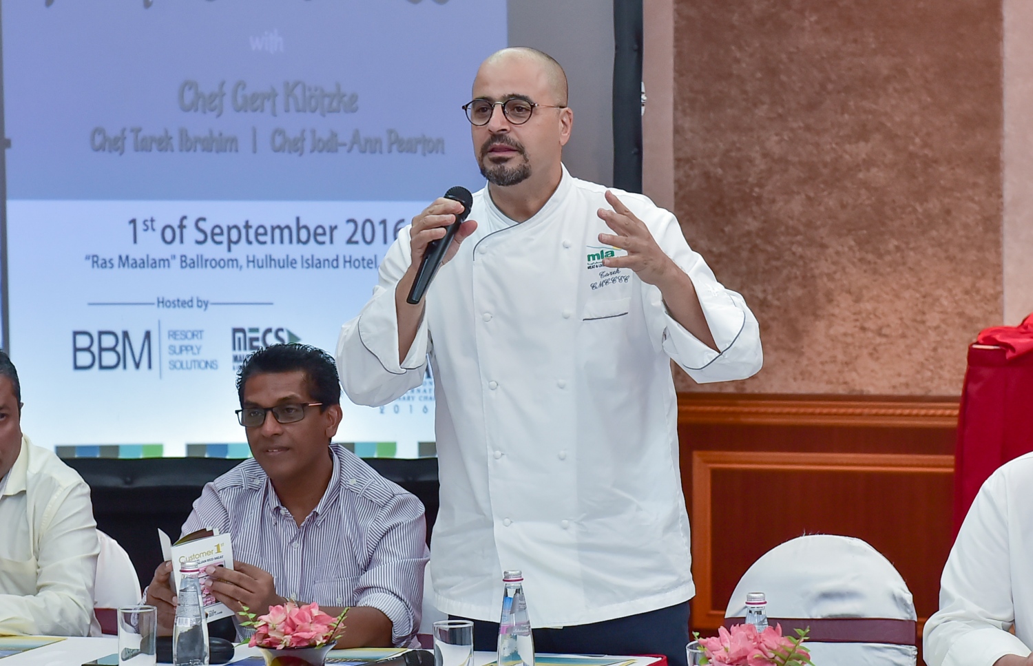 ހުޅުލެ އައިލެންޑް ހޮޓެލް: ސެޕްޓެމްބަރ 1، 2016: ހޮޓެލް އޭޝިއާ ފެއާ ބާއްވާ މޯލްޑިވްސް އެގްޒިބިޝަން އެންޑް ކޮންފަރެންސް ސާވިސަސް (މެކްސް) އިން ފެއާގެ މައި ސްޕޮންސަރު ބެސްޓްބައި މޯލްޑިވްސް (ބީބީއެމް) އާ ގުޅިގެން ފެށި މާސްޓާ ކްލާސް ފެށުމަށް ބޭއްވި ރަސްމިއްޔާތުގައި ޝެފް ތޯރިގް އިބްރާހިމް ވާހަކަ ދައްކަވަނީ: މި މުބާރާތުގައި، ރާއްޖޭގައި މަސައްކަތްކުރާ ދޭސީ އަދި ބިދޭސީ 516 އަށް ވުރެ ގިނަ ޝެފުން، 20 ކެޓަގަރީއެއްގައި ވާދަކުރޭ.-- ފޮޓޯ: މުހައްމަދު ޝަރުހާން / މިހާރު