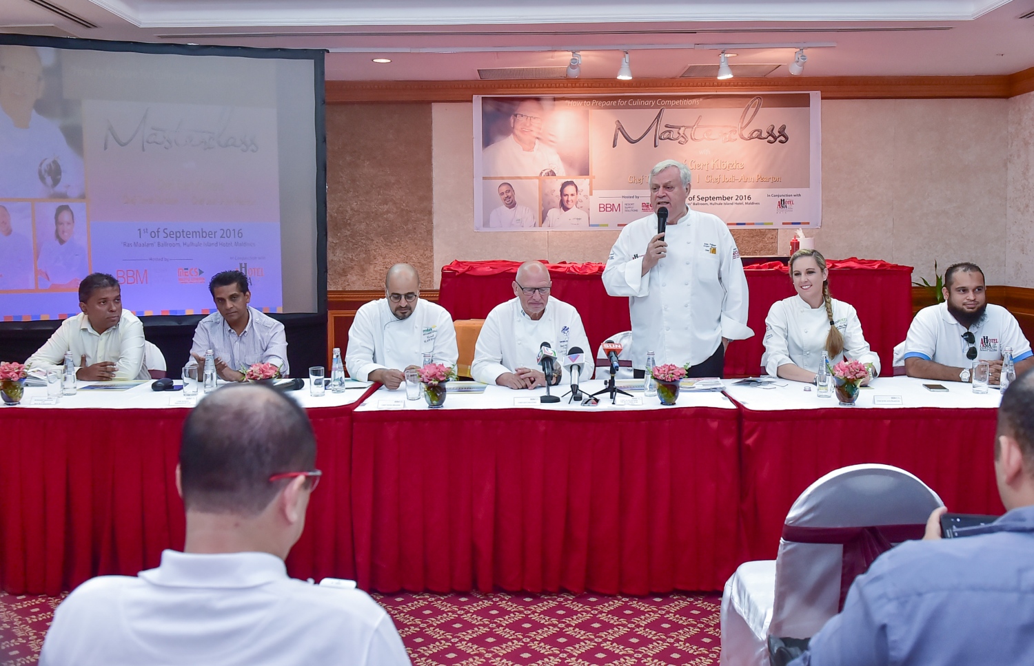 ހުޅުލެ އައިލެންޑް ހޮޓެލް: ސެޕްޓެމްބަރ 1، 2016: ހޮޓެލް އޭޝިއާ ފެއާ ބާއްވާ މޯލްޑިވްސް އެގްޒިބިޝަން އެންޑް ކޮންފަރެންސް ސާވިސަސް (މެކްސް) އިން ފެއާގެ މައި ސްޕޮންސަރު ބެސްޓްބައި މޯލްޑިވްސް (ބީބީއެމް) އާ ގުޅިގެން ފެށި މާސްޓާ ކްލާހުގެ ހެޑް ޝެފް އެލެން ޕޯލްމާ ވާހަކަ ދައްކަނީ: މިއީ ކެއްކުމުގެ މުބާރާތުގެ ބައިވެރިވެރިން މުބާރާތަށް ތައްޔާރުވާނެ ގޮތްތައް ކިޔައިދިނުމަށް ބާއްވާ ކްލާހެއް.-- ފޮޓޯ: މުހައްމަދު ޝަރުހާން / މިހާރު