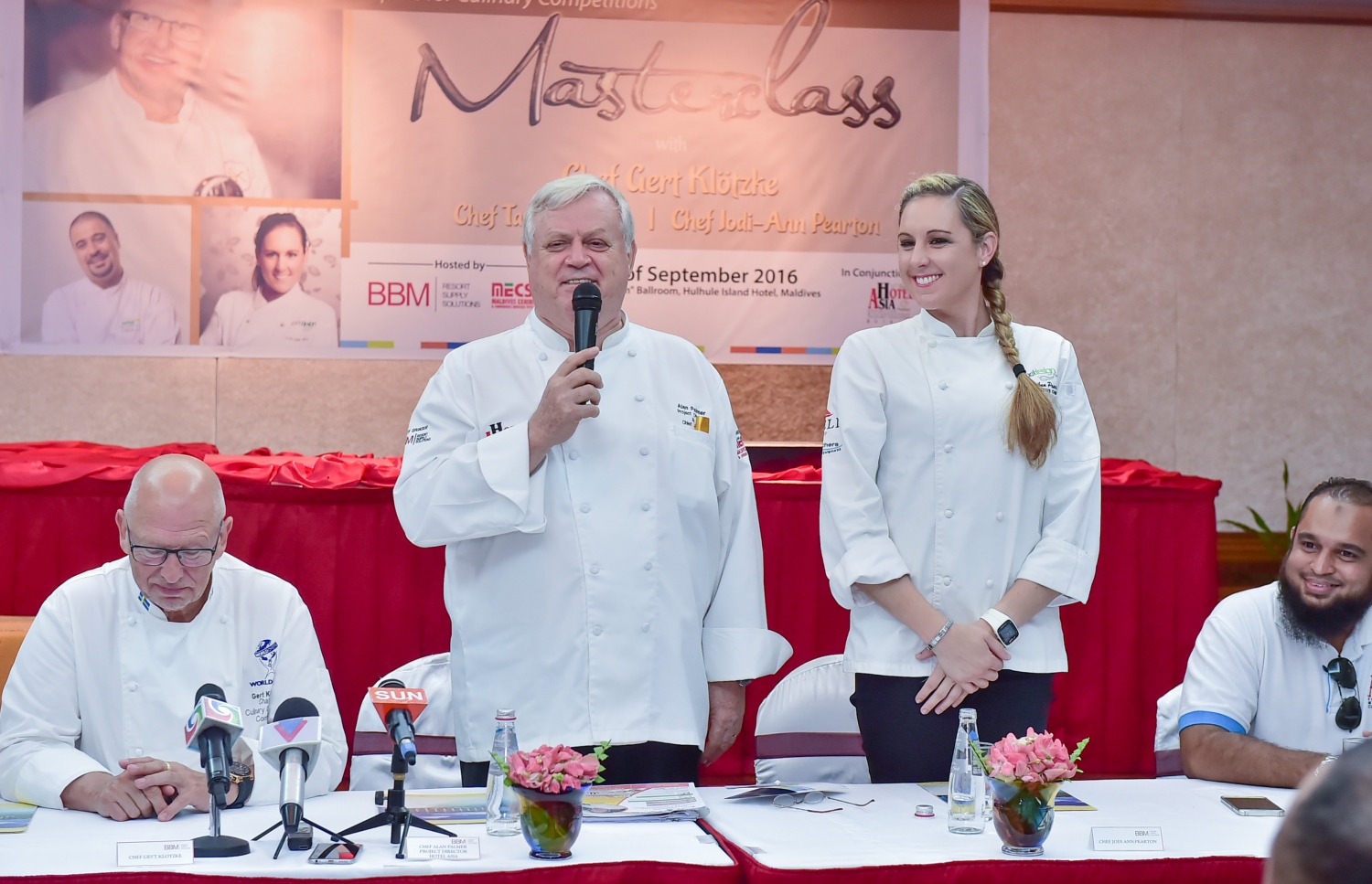 ހުޅުލެ އައިލެންޑް ހޮޓެލް: ސެޕްޓެމްބަރ 1، 2016: ހޮޓެލް އޭޝިއާ ފެއާ ބާއްވާ މޯލްޑިވްސް އެގްޒިބިޝަން އެންޑް ކޮންފަރެންސް ސާވިސަސް (މެކްސް) އިން ފެއާގެ މައި ސްޕޮންސަރު ބެސްޓްބައި މޯލްޑިވްސް (ބީބީއެމް) އާ ގުޅިގެން ފެށި މާސްޓާ ކްލާހުގެ ހެޑް ޝެފް އެލެން ޕޯލްމާ ވާހަކަ ދައްކަނީ: މިއީ ކެއްކުމުގެ މުބާރާތުގެ ބައިވެރިވެރިން މުބާރާތަށް ތައްޔާރުވާނެ ގޮތްތައް ކިޔައިދިނުމަށް ބާއްވާ ކްލާހެއް.-- ފޮޓޯ: މުހައްމަދު ޝަރުހާން / މިހާރު