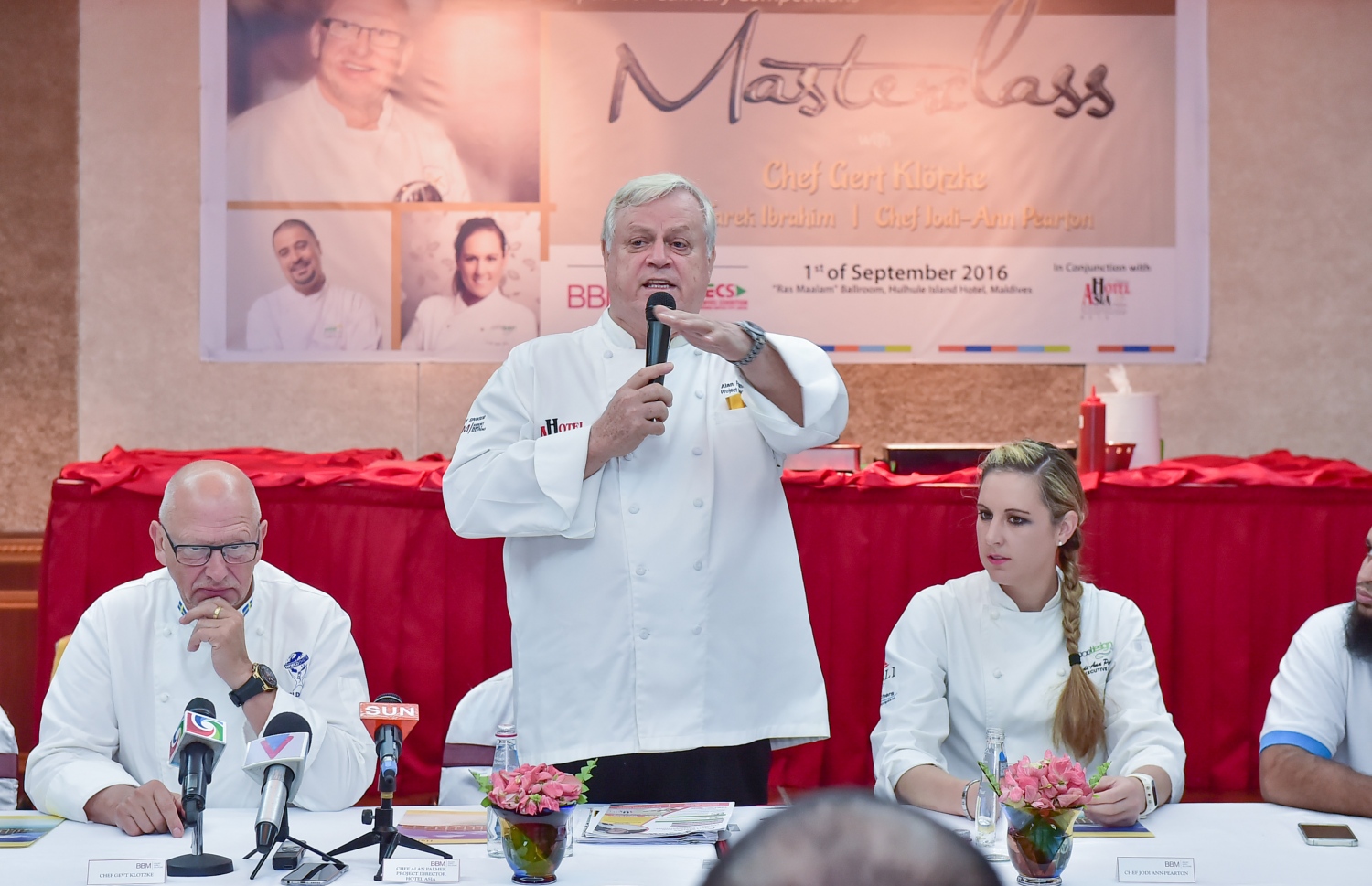 ހުޅުލެ އައިލެންޑް ހޮޓެލް: ސެޕްޓެމްބަރ 1، 2016: ހޮޓެލް އޭޝިއާ ފެއާ ބާއްވާ މޯލްޑިވްސް އެގްޒިބިޝަން އެންޑް ކޮންފަރެންސް ސާވިސަސް (މެކްސް) އިން ފެއާގެ މައި ސްޕޮންސަރު ބެސްޓްބައި މޯލްޑިވްސް (ބީބީއެމް) އާ ގުޅިގެން ފެށި މާސްޓާ ކްލާހުގެ ހެޑް ޝެފް އެލެން ޕޯލްމާ ވާހަކަ ދައްކަނީ: މި ކްލާސް ނަގައިދެނީ ދުނިޔޭގެ މަޝްހޫރު ހަތަރު ޝެފުން.-- ފޮޓޯ: މުހައްމަދު ޝަރުހާން / މިހާރު