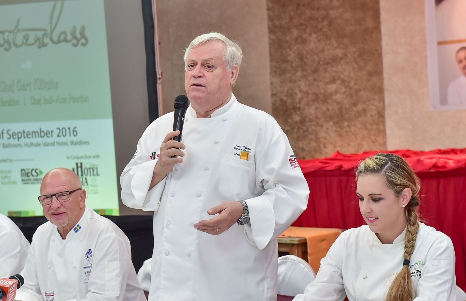 ހުޅުލެ އައިލެންޑް ހޮޓެލް: ސެޕްޓެމްބަރ 1، 2016: ހޮޓެލް އޭޝިއާ ފެއާ ބާއްވާ މޯލްޑިވްސް އެގްޒިބިޝަން އެންޑް ކޮންފަރެންސް ސާވިސަސް (މެކްސް) އިން ފެއާގެ މައި ސްޕޮންސަރު ބެސްޓްބައި މޯލްޑިވްސް (ބީބީއެމް) އާ ގުޅިގެން ފެށި މާސްޓާ ކްލާހުގެ ހެޑް ޝެފް އެލެން ޕޯލްމާ ވާހަކަ ދައްކަނީ: މި ކްލާސް ނަގައިދެނީ ދުނިޔޭގެ މަޝްހޫރު ހަތަރު ޝެފުން.-- ފޮޓޯ: މުހައްމަދު ޝަރުހާން / މިހާރު