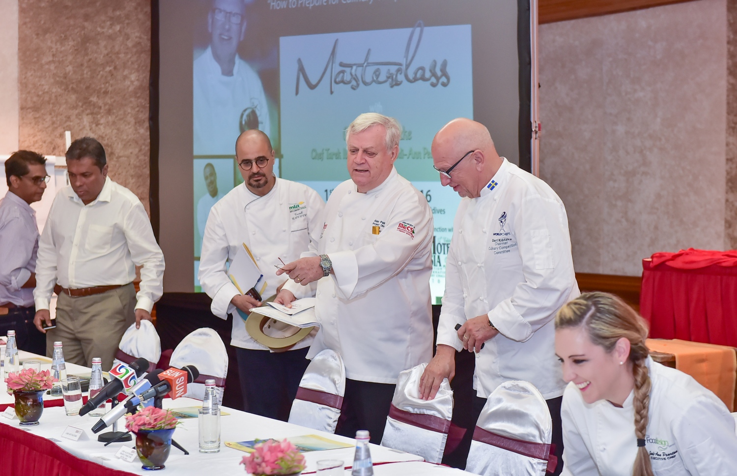 ހުޅުލެ އައިލެންޑް ހޮޓެލް: ސެޕްޓެމްބަރ 1، 2016: ހޮޓެލް އޭޝިއާ ފެއާ ބާއްވާ މޯލްޑިވްސް އެގްޒިބިޝަން އެންޑް ކޮންފަރެންސް ސާވިސަސް (މެކްސް) އިން ފެއާގެ މައި ސްޕޮންސަރު ބެސްޓްބައި މޯލްޑިވްސް (ބީބީއެމް) އާ ގުޅިގެން ފެށި މާސްޓާ ކްލާސް: މި ކްލާސް ނަގައިދެނީ ދުނިޔޭގެ މަޝްހޫރު ހަތަރު ޝެފުން.-- ފޮޓޯ: މުހައްމަދު ޝަރުހާން / މިހާރު