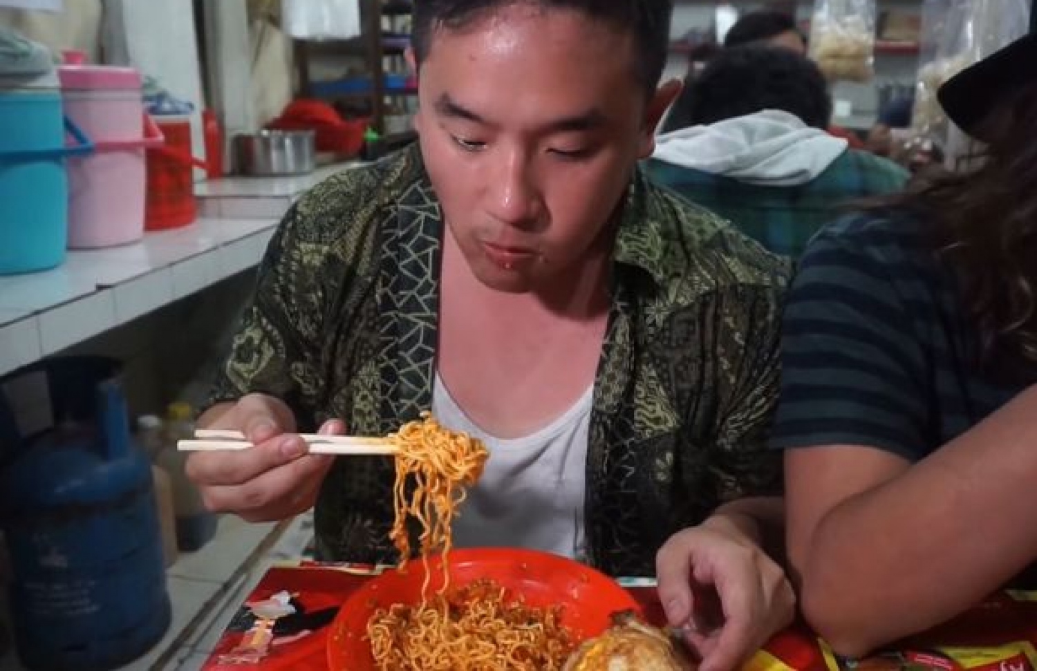 ބެން މި ކުޅި ނޫޑްލްސް ކެއީ މީހަކު ބުނި ދެރަބަހަކަށް