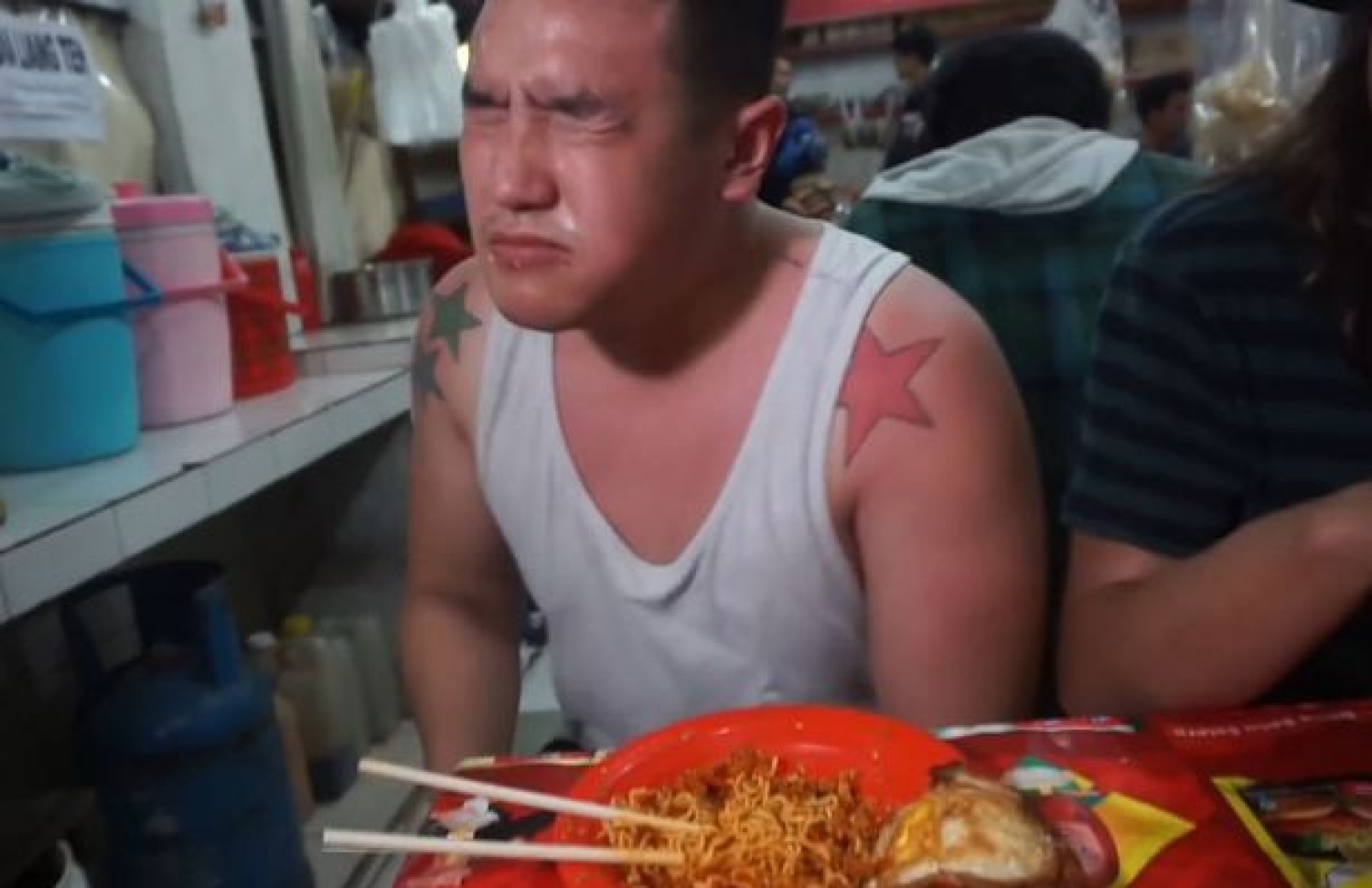 ނޫޑްލްސް ކައިގެން ބެން އަށް ކުޅިވެފައި