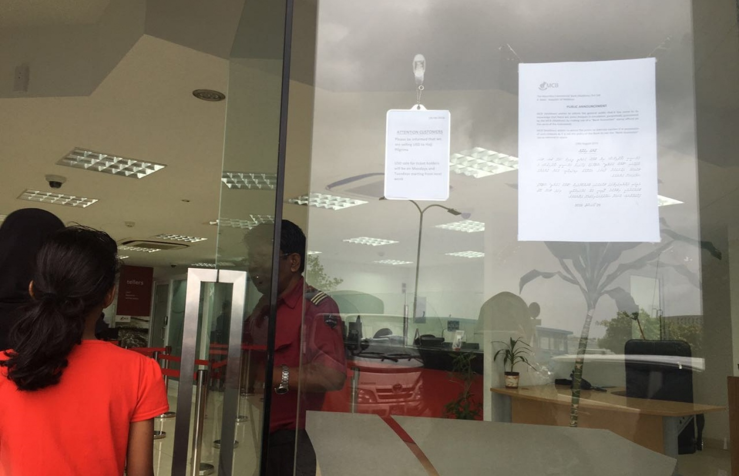 އެމްސީބީގެ ގެރެންޓީދީފައިވާ ކަމަށް ބުނެ ޗެކުގެ ނުފުށުގައި "ބޭންކް ގެރެންޓީ" ސްޓޭމްޕެއް ޖަހާފައިވާ އެ ބޭންކްގެ ޗެކްތަކެއް ދައުރުވަމުންދާ ކަމުގެ މައުލޫމާތު ލިބިފައިވާ ކަަމަށް ބުނެ އާއްމުން ސަމާލުވުމަށް އެދި ނެރެފައިވާ އިއުލާނެއް. --ފޮޓޯ: ފަޒީނާ އަހްމަދު