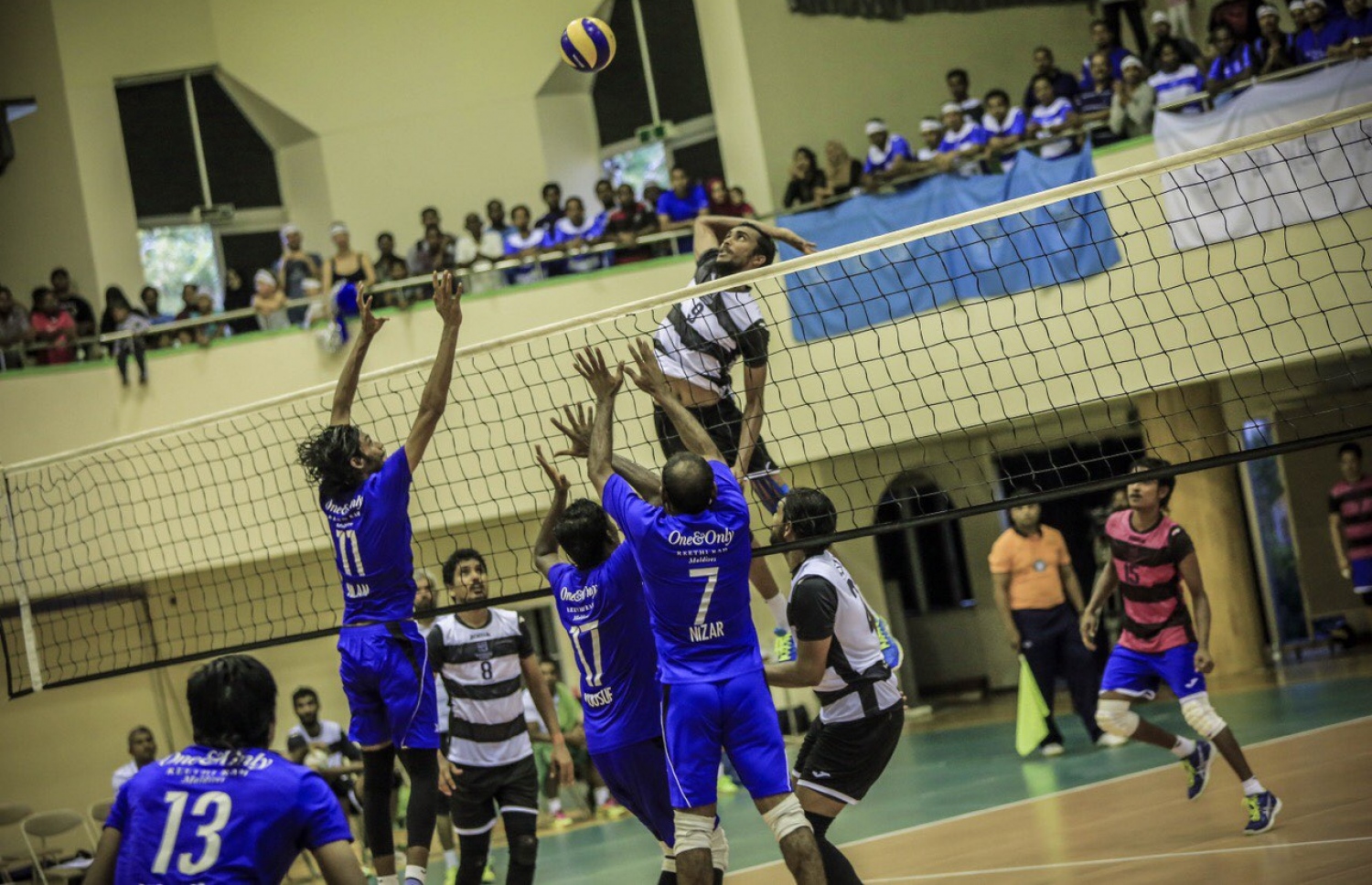 ސޮނީ ސްޕޯޓްސް އިންޓަ ރިސޯޓް ވޮލީބޯޅަ ޗެމްޕިއަންސް ލީގު ފައިނަލުގައި ބަނޑޮހާއި ވަން އެންޑް އޮންލީ ރީތި ރަށް ކުޅުނު މެޗުގެ ތެރެއިން.--- ފޮޓޯ: މުހައްމަދު އަހުސަން