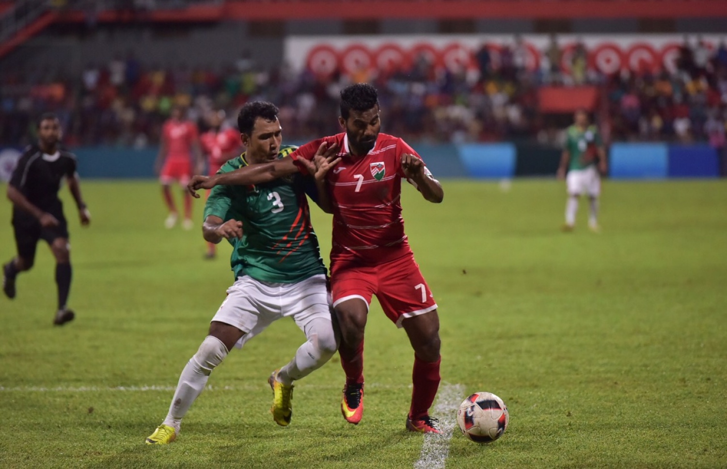 ދަގަނޑޭ (ކ) ބަންގްލަދޭޝާ ދެކޮޅަށް ކުޅެނީ. --ފޮޓޯ: ނިޝާން އަލީ/ މިހާރު