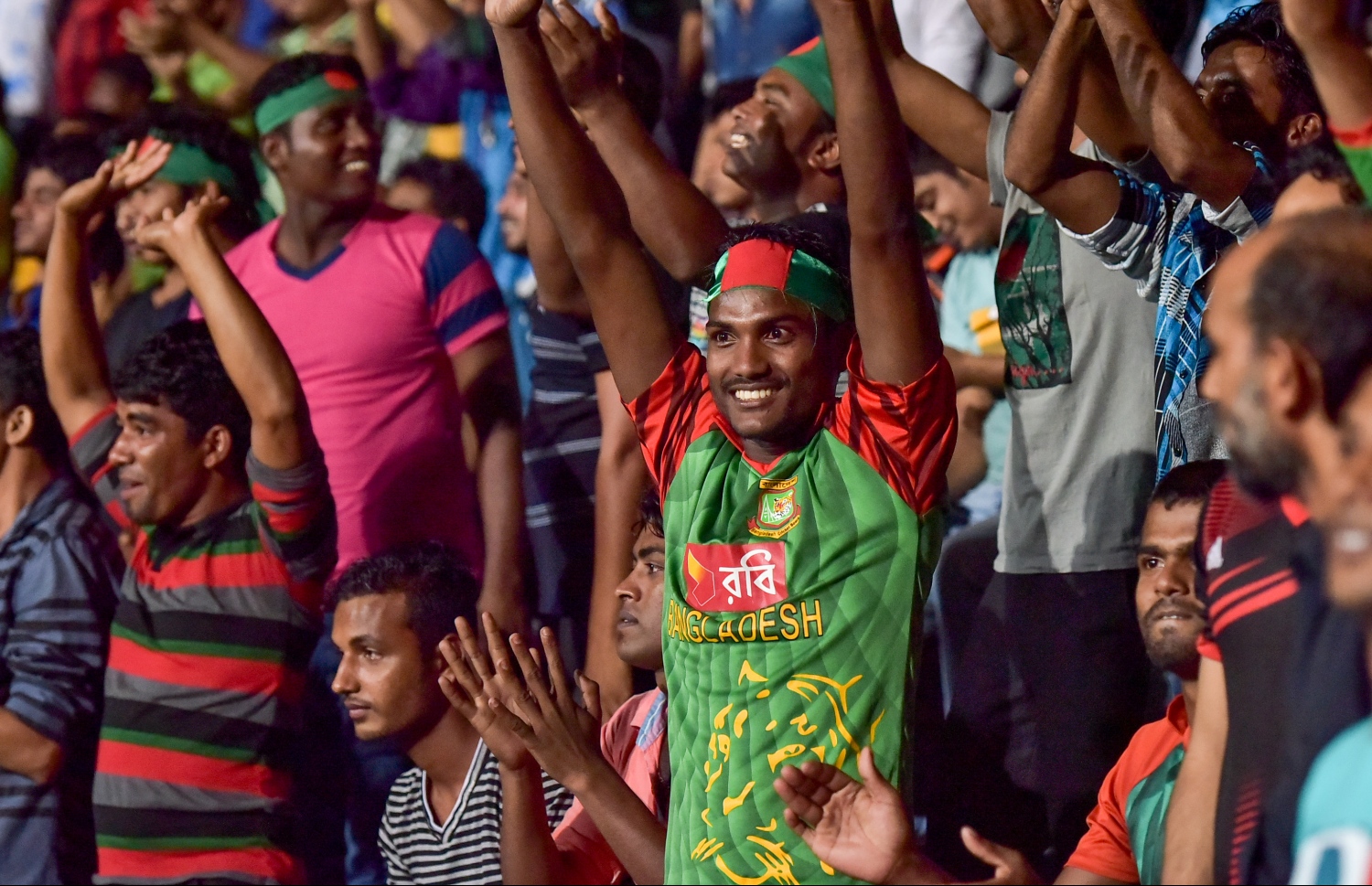 ބަންގްލަދޭޝް ސަޕޯޓަރުން ދަނޑުގައި ޓީމަށް ތަރުހީބު ދެނީ. --ފޮޓޯ: ނިޝާން އަލީ/ މިހާރު