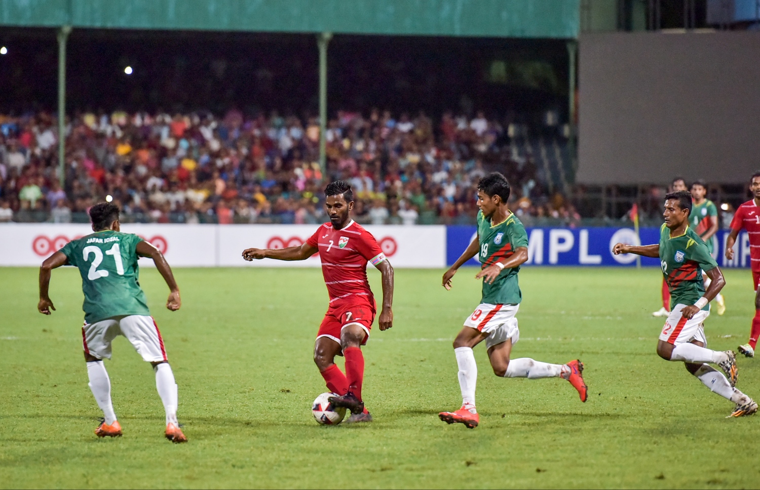 2016 ވަނަ އަހަރު ސެޕްޓެމްބަރު މަހު ގަލޮޅު ދަނޑުގައި ދިވެހިރާއްޖެ އާއި ބަންގްލަދޭޝް ކުޅުނު މެޗުގެ ތެރެއިން .-- ފޮޓޯ: ނިޝާން އަލީ/ މިހާރު