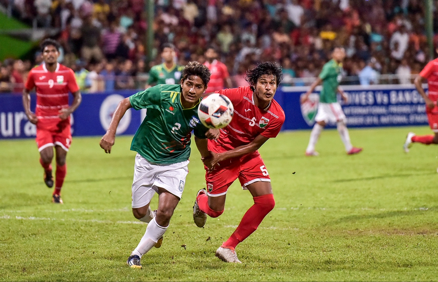 ބަންގްލަދޭޝްގެ ޑިފެންޑަރަކާއި ރާއްޖޭގެ އާއްކޮ (ކ) ބޯޅައަށް މަސައްކަތްކުރަނީ. -- ފޮޓޯ: ނިޝާން އަލީ/ މިހާރު