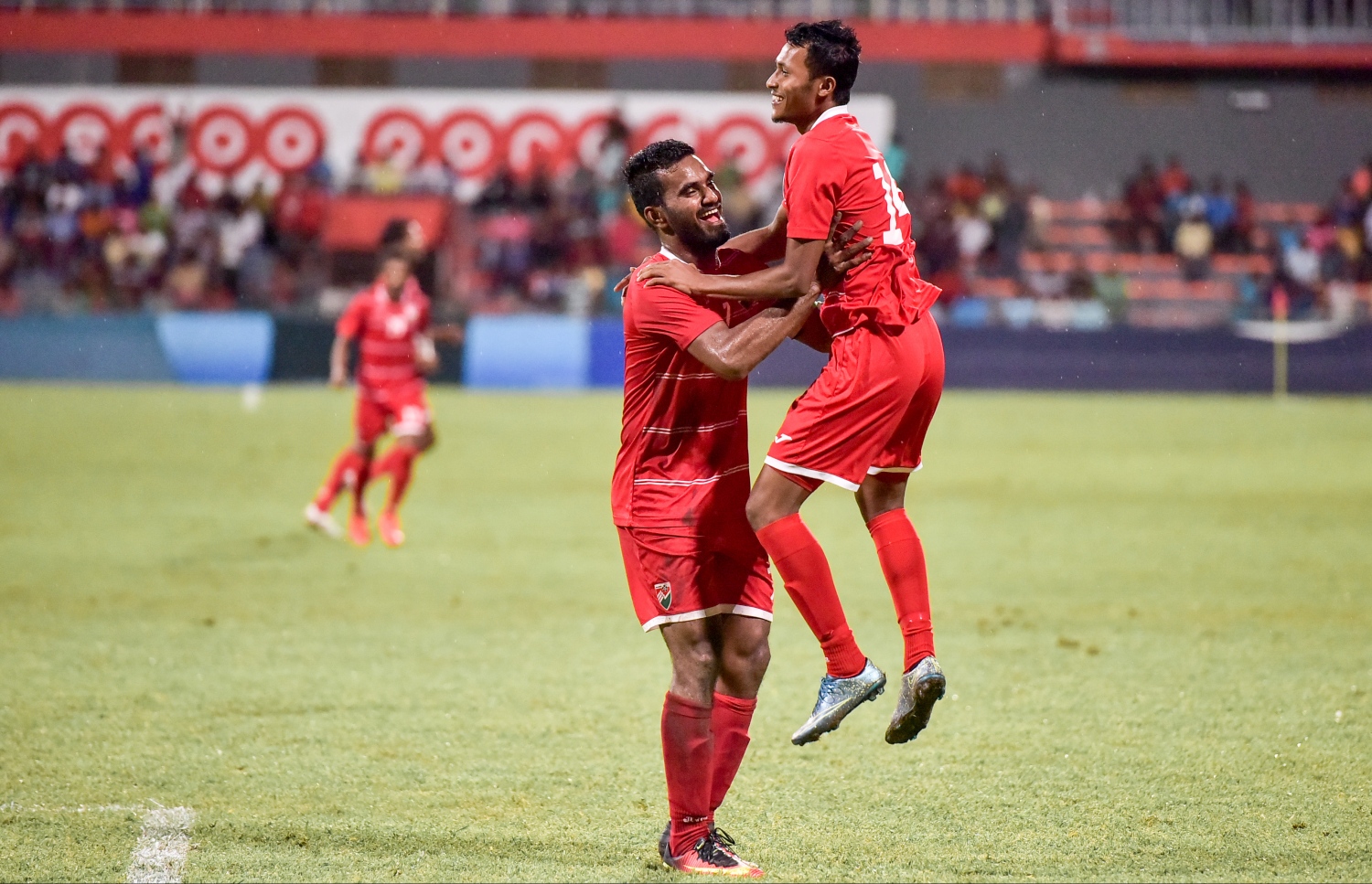 ޒުވާން ފޯވާޑް ހަމްޕު (ކ) ގެ ލަނޑަށް ފަހު ދަގަނޑޭ އޭނާ އަށް މަރުހަބާ ކިޔަނީ. -- ފޮޓޯ: ނިޝާން އަލީ/ މިހާރު