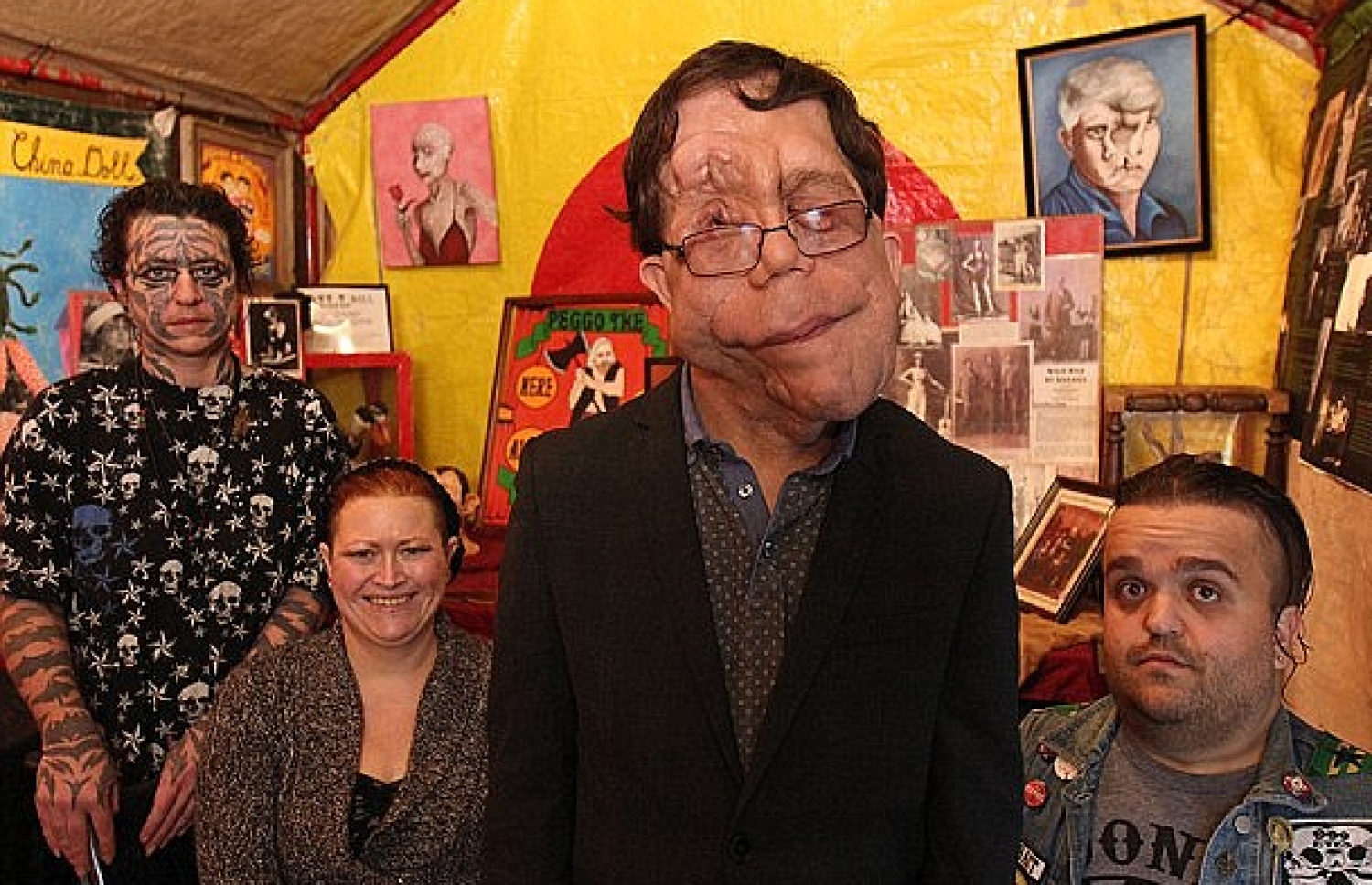 އެޑަމް އެކުވެރިންނާ އެކު ޝޯއެއްގައި ބައިވެރިވަނީ